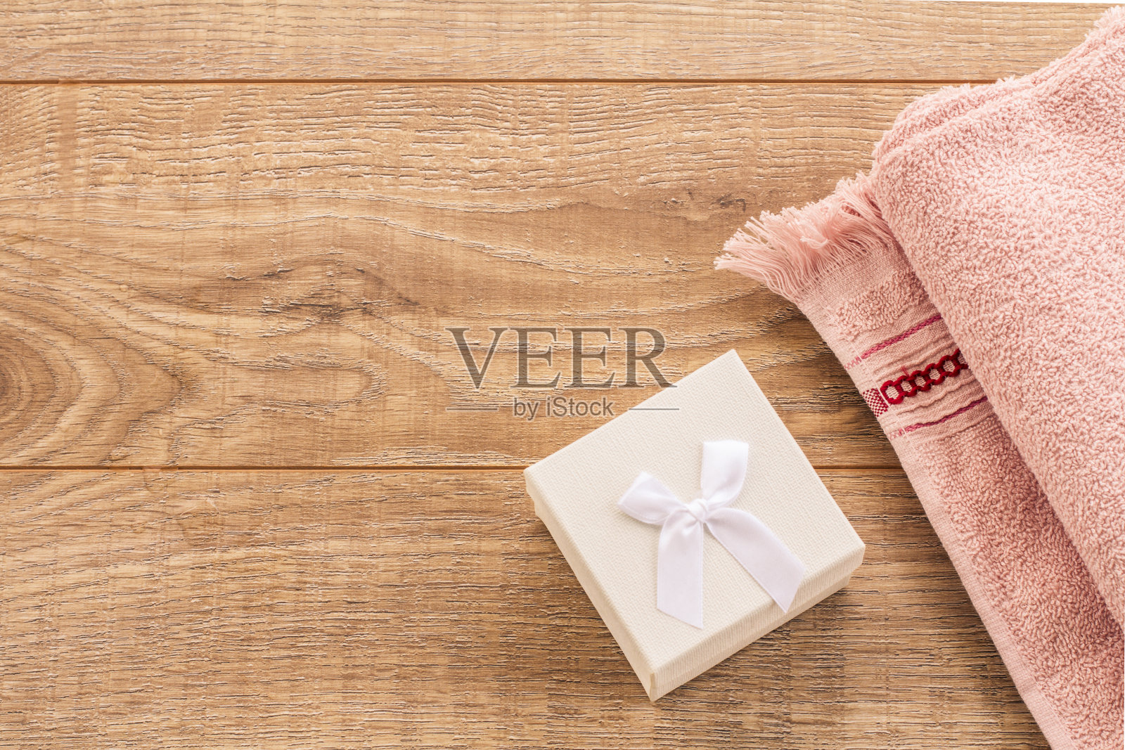 面部和身体护理的水疗产品。软毛巾布与礼盒。照片摄影图片