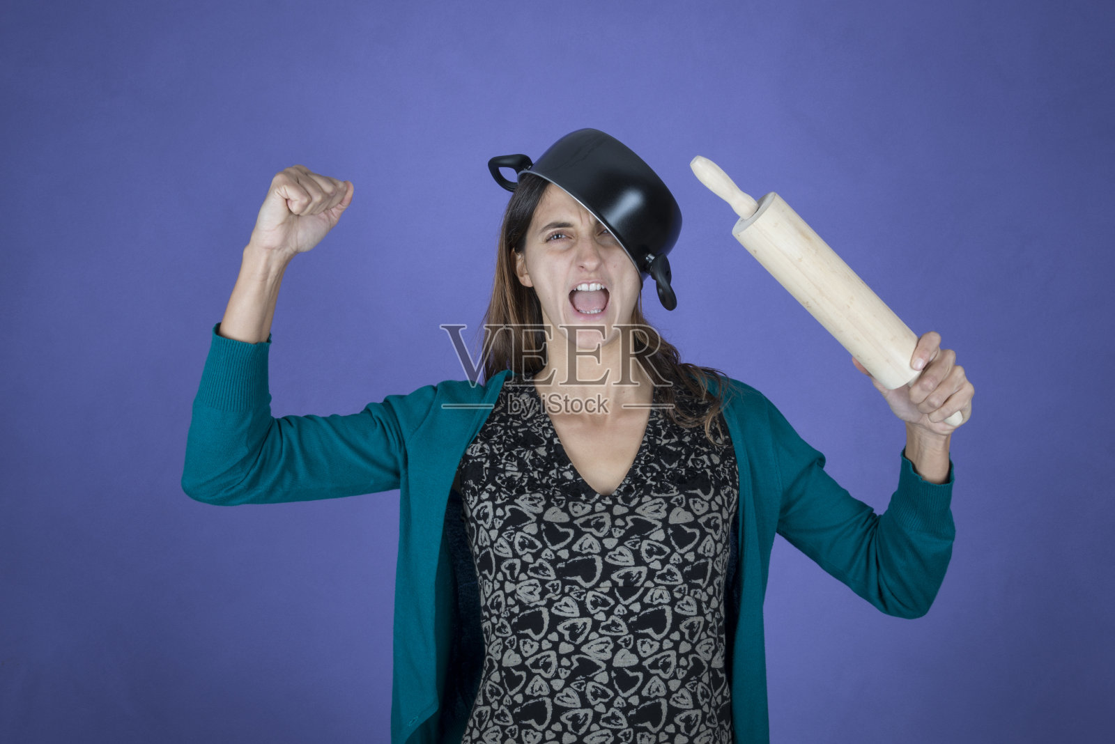 年轻女子用罐子和擀面杖抗议照片摄影图片