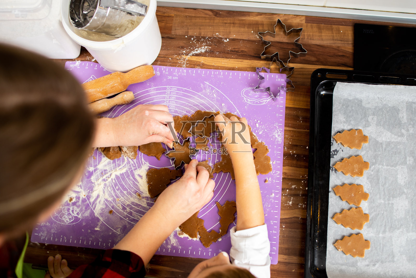 妈妈和儿子在享受烤饼干的乐趣照片摄影图片
