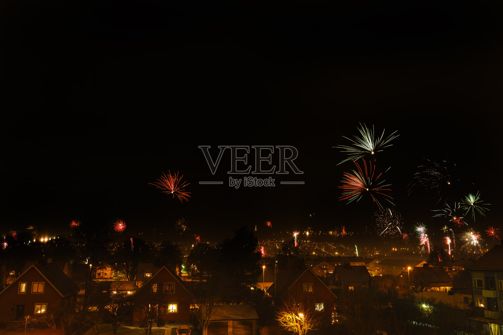 城市在晚上有烟花表演照片摄影图片