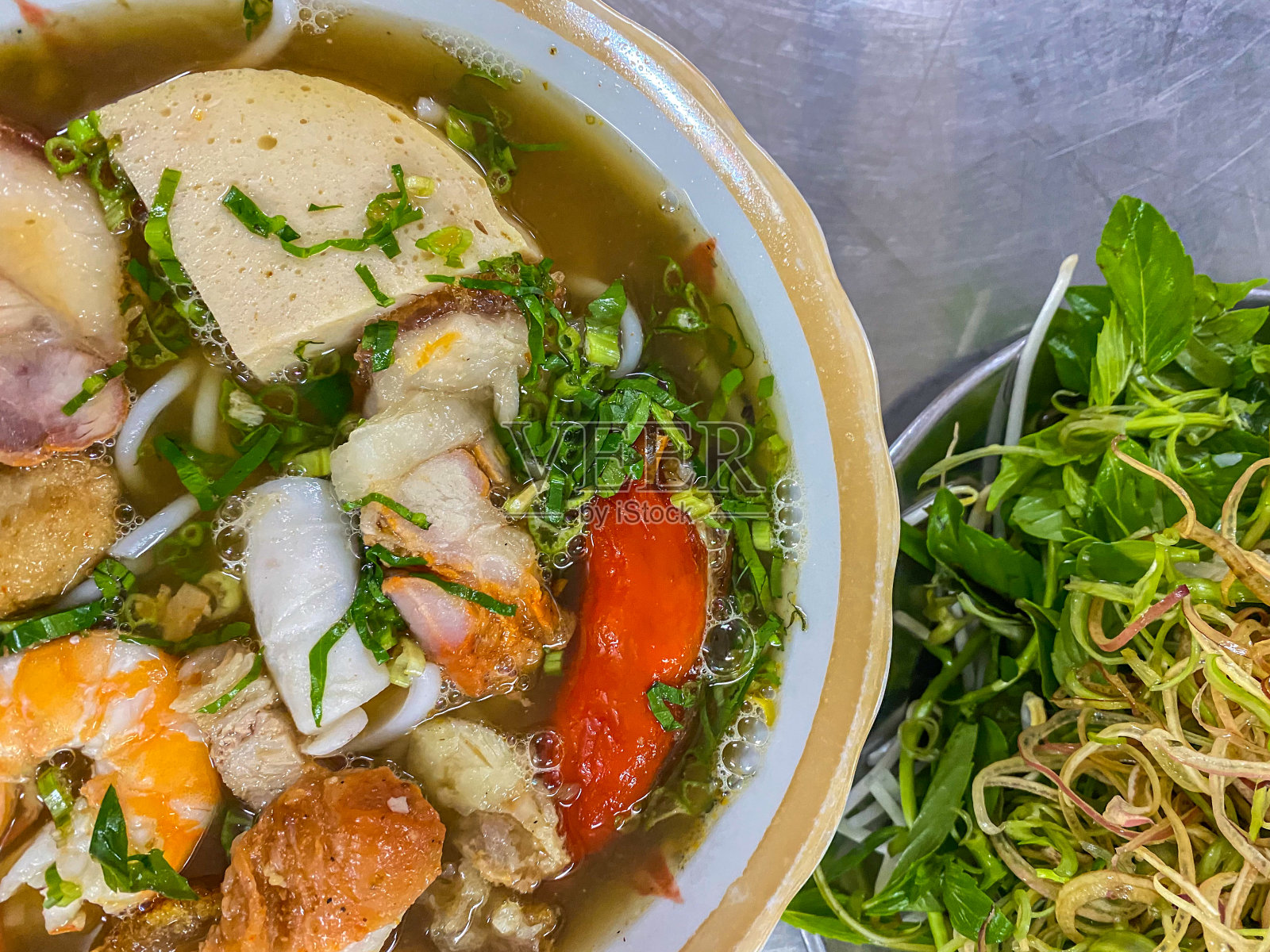 一碗色彩斑斓、美味可口的越南海鲜面汤照片摄影图片