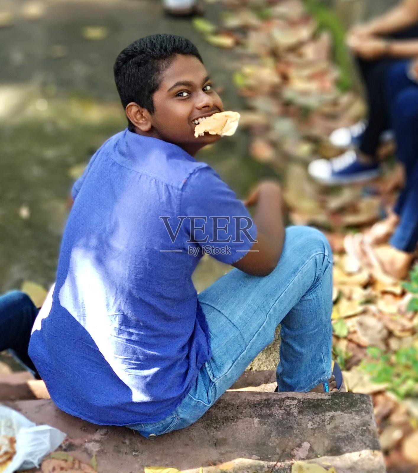 而吃一个和平的面包照片摄影图片