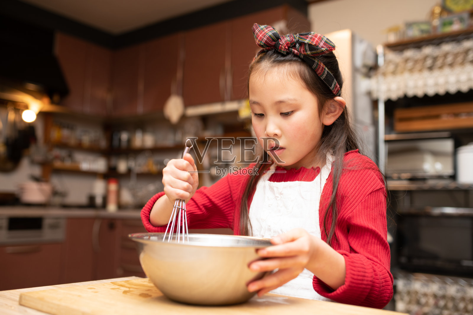 一个女孩在厨房里做糖果照片摄影图片