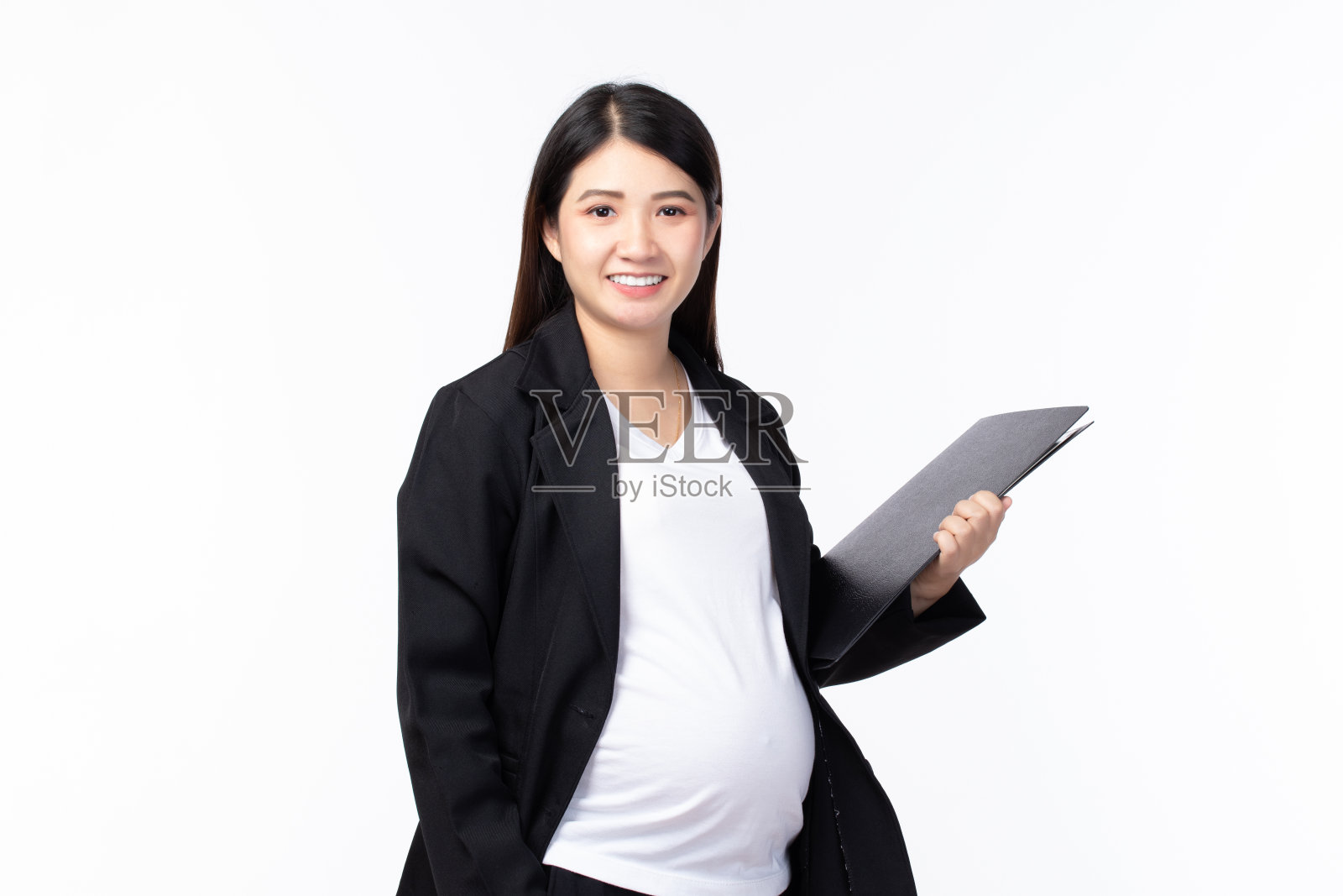 愉快的怀孕女商人微笑着，拿着文件站在她的工作地点在白色的背景。孕妇工作理念。照片摄影图片