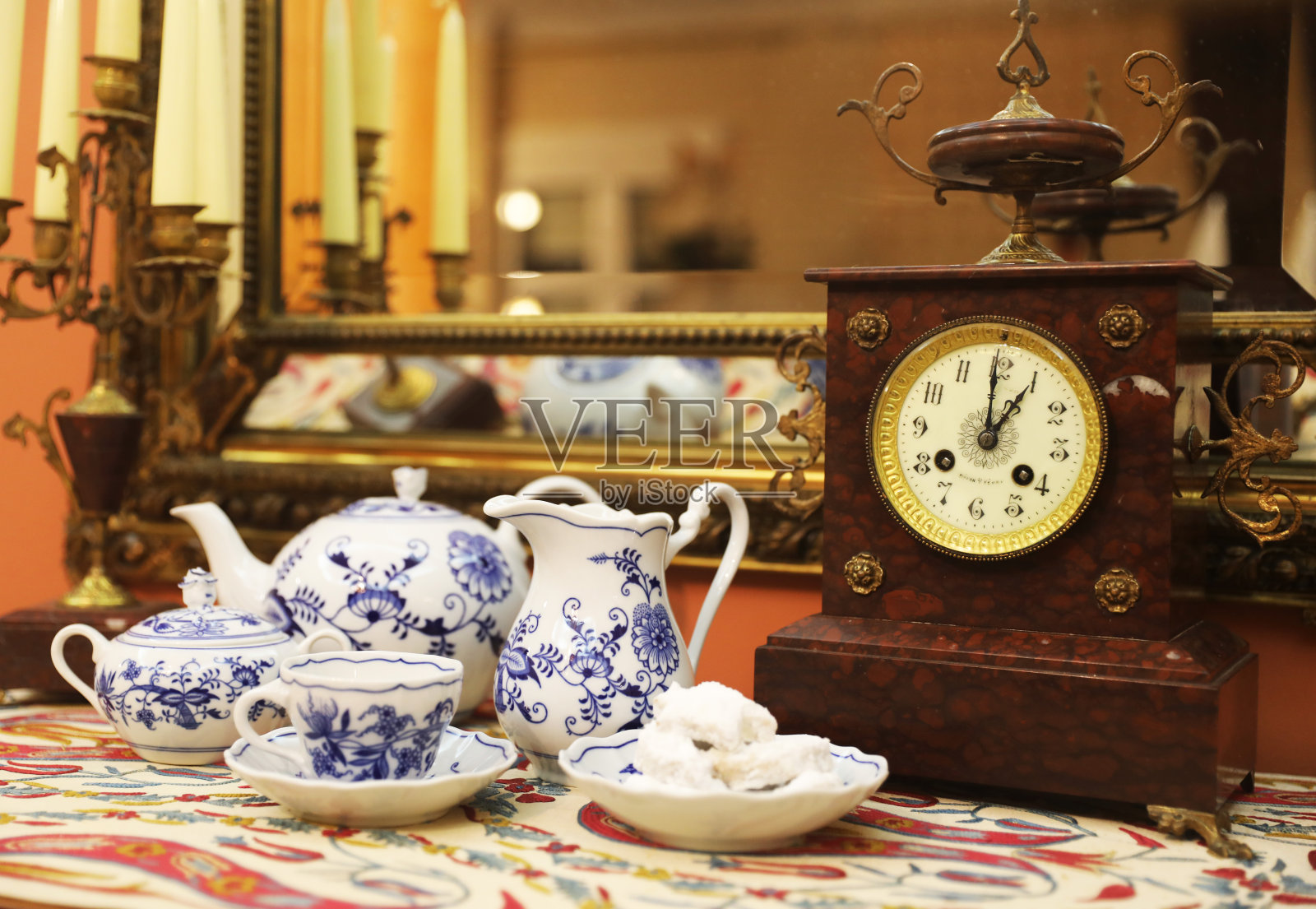 老式茶具，饼干，老式桌布。能显示时间的旧钟。照片摄影图片