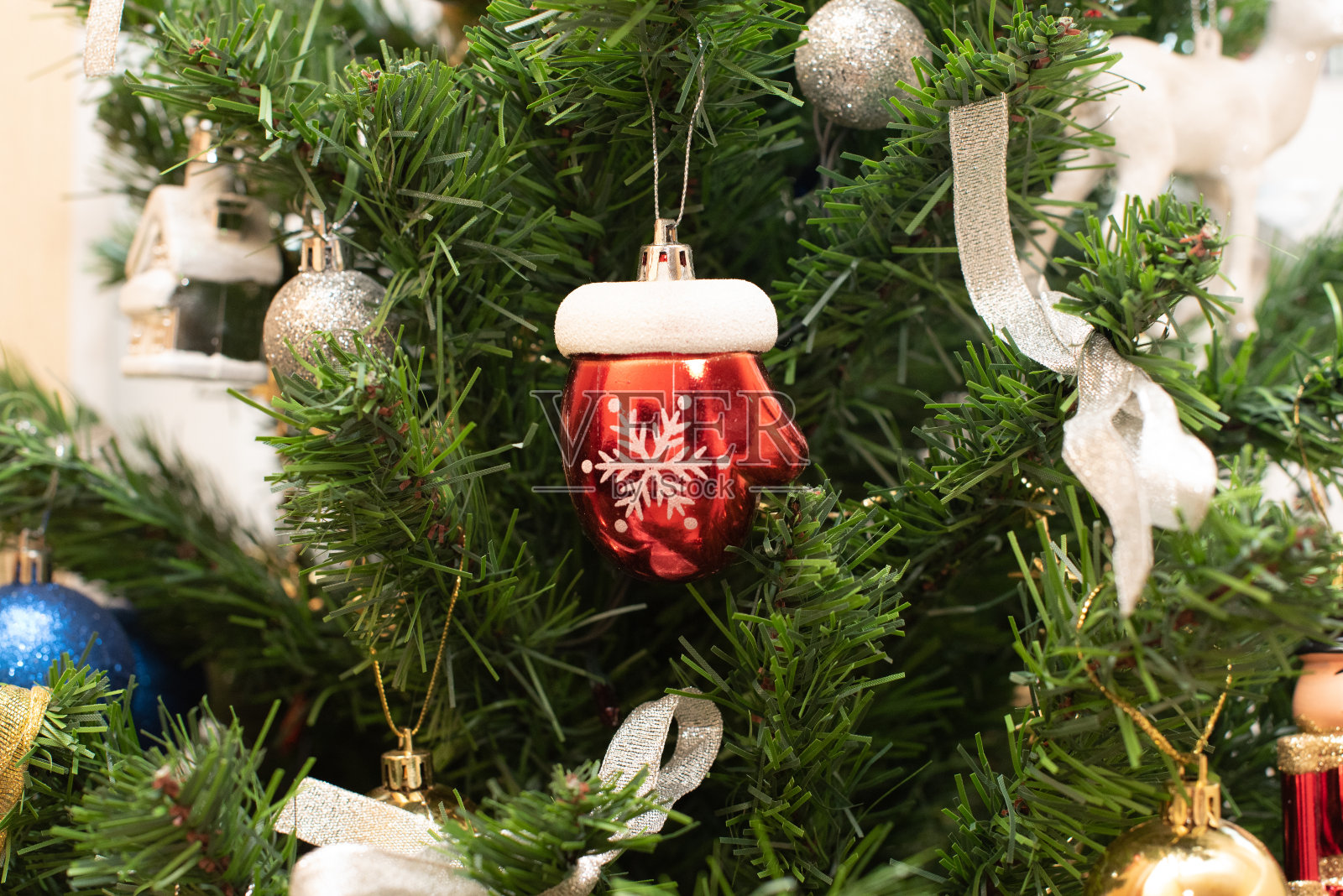 冷杉树上的圣诞装饰品照片摄影图片