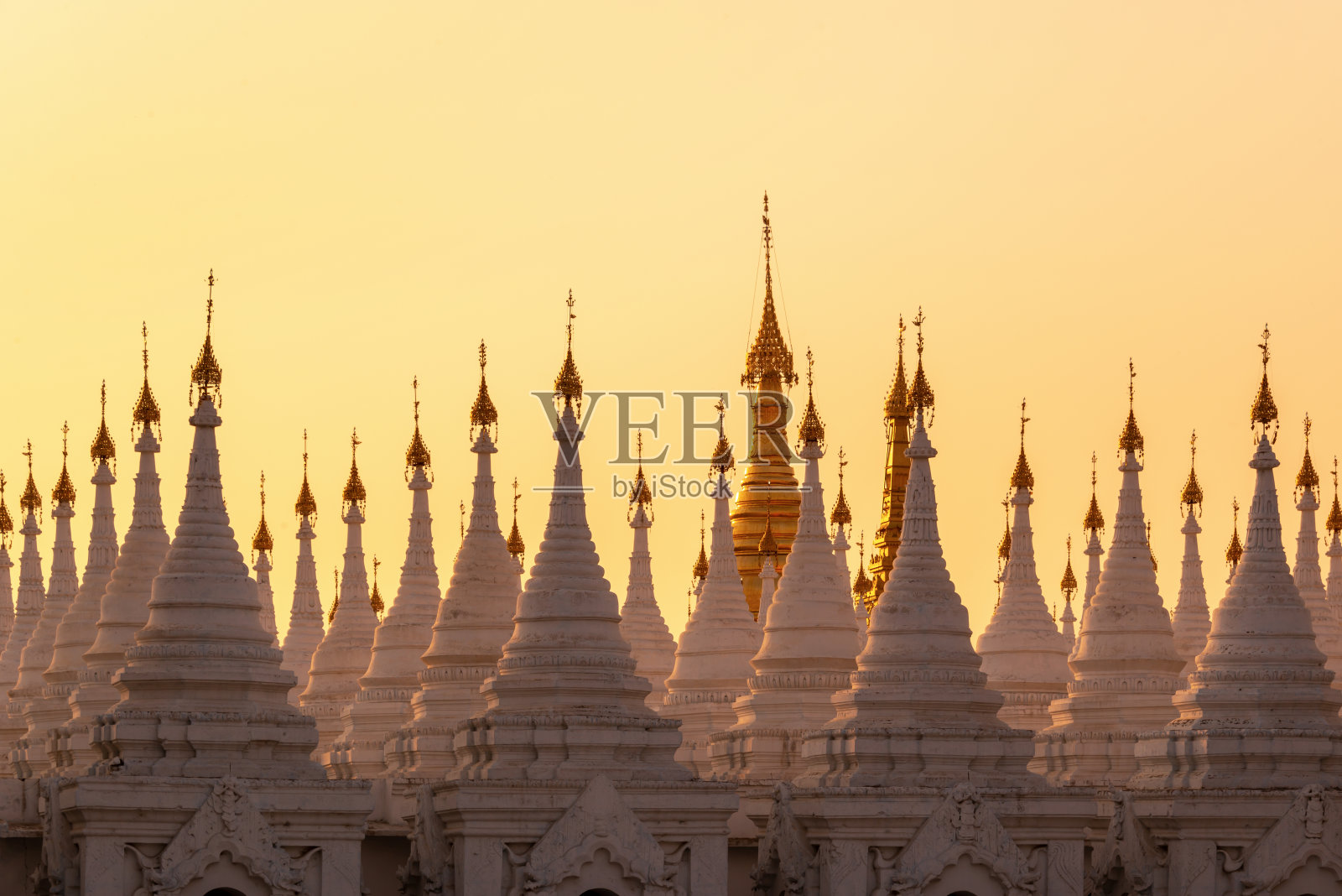 日落时分，在曼德勒，缅甸，山达穆尼塔的白塔照片摄影图片