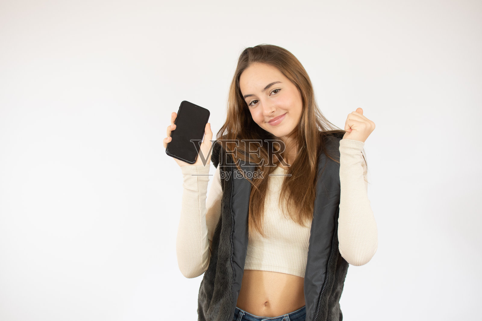 一个快乐的白人妇女拿着手机在白色的背景下孤立照片摄影图片