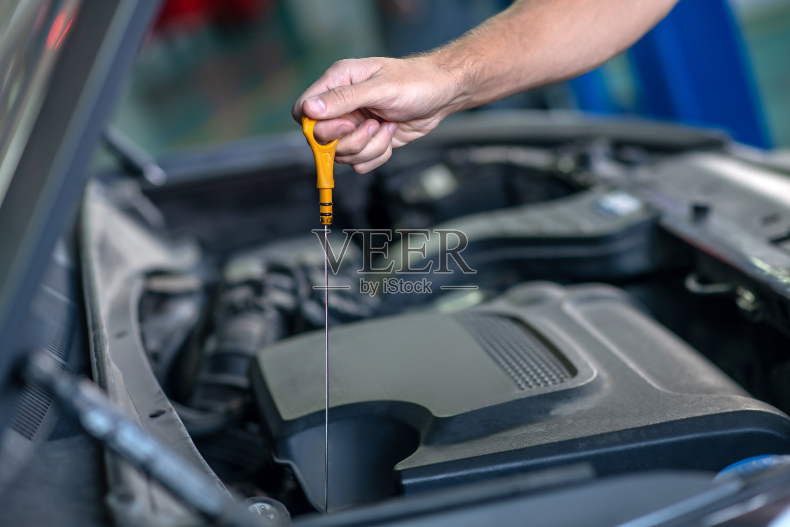 阳手在汽车引擎盖下带探针照片摄影图片