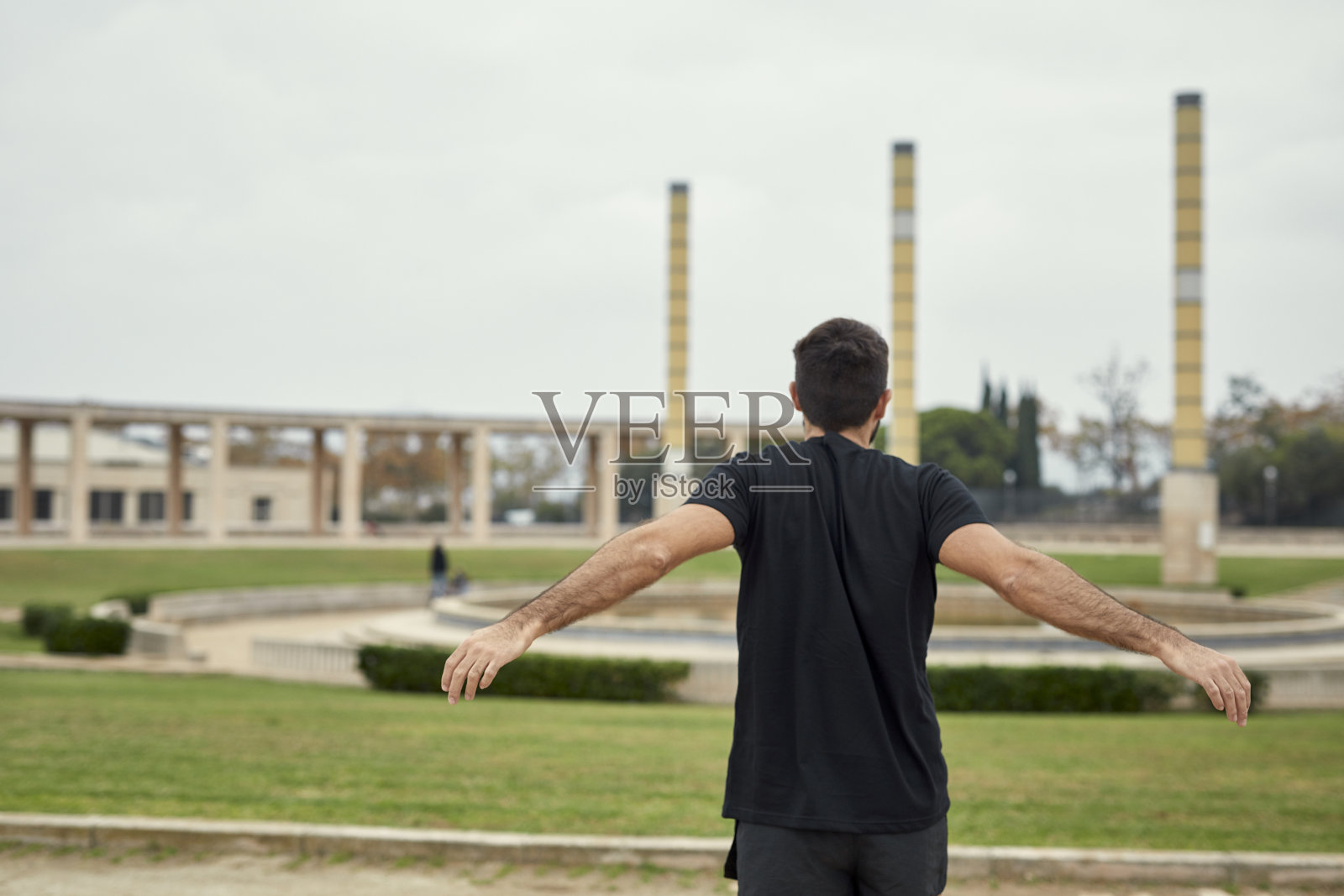 男人看着田野，热身照片摄影图片