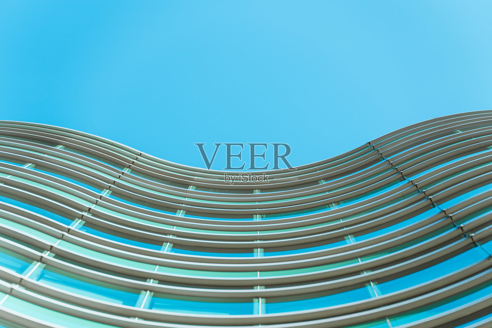 下方全景透视，以钢蓝玻璃高层建筑摩天楼，商业理念成功的工业建筑照片摄影图片