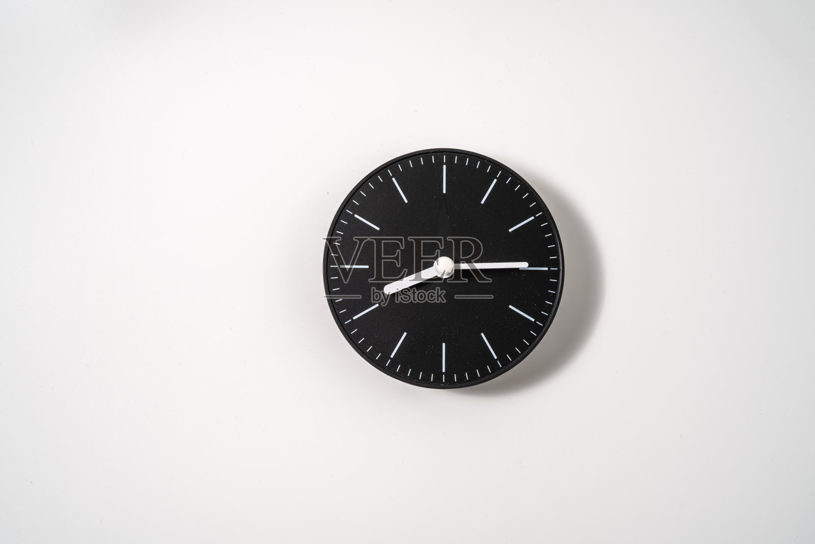 一个办公室时钟的特写在白色的背景与剪辑路径照片摄影图片