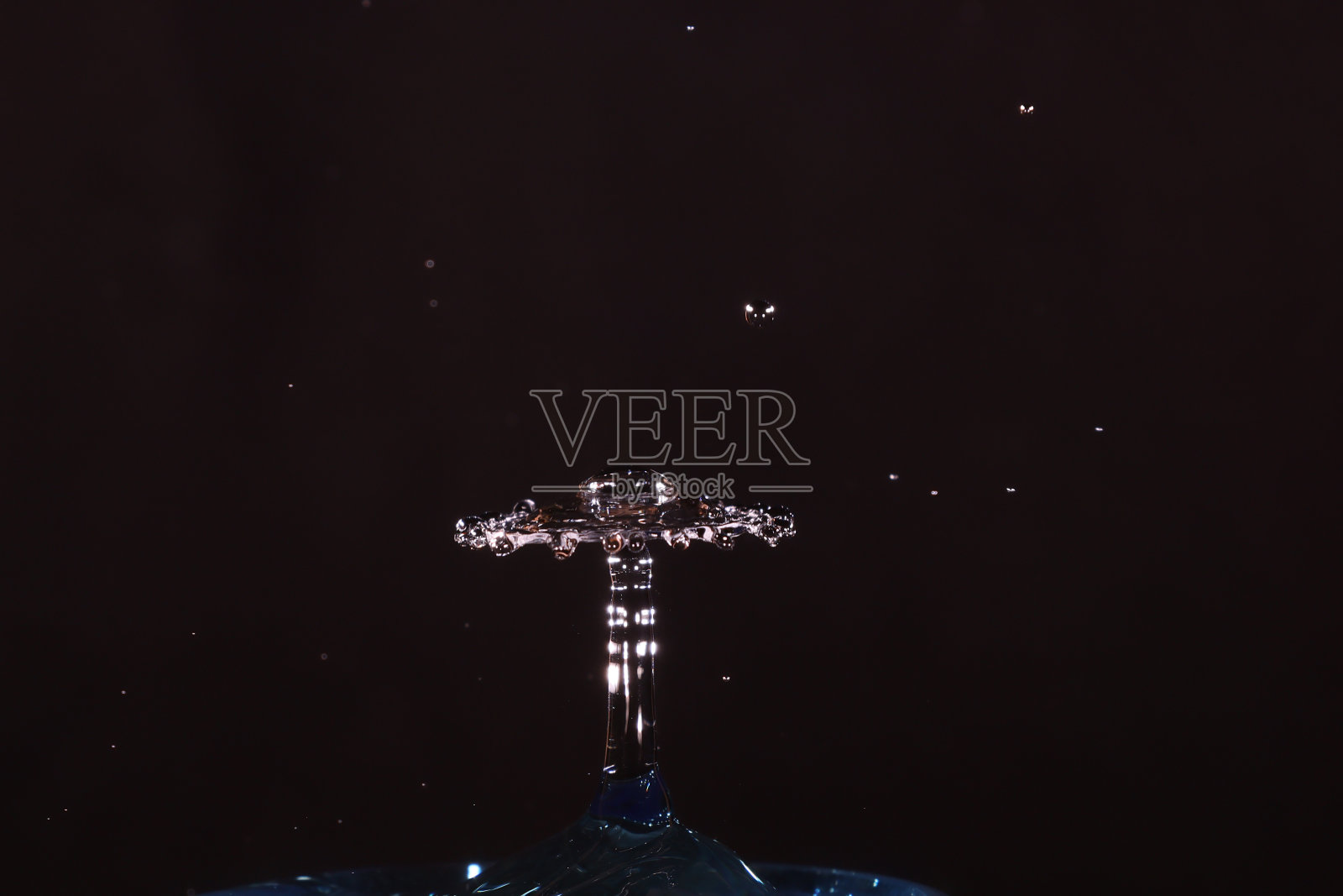 水滴的高速摄影。照片摄影图片