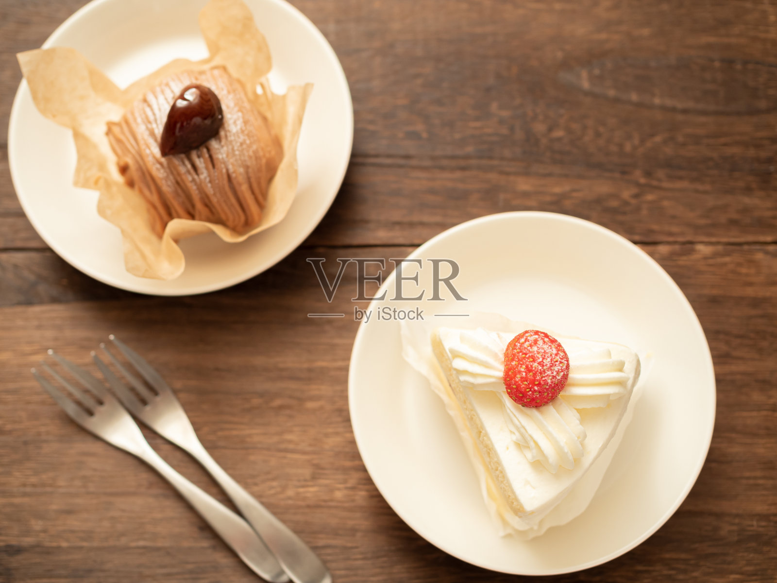 草莓酥饼和勃朗峰蛋糕照片摄影图片