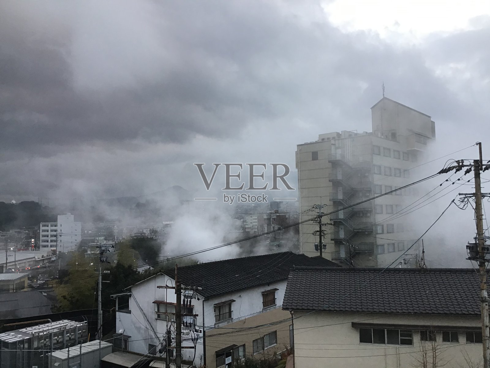 别府温泉的景色，蒸汽升起照片摄影图片