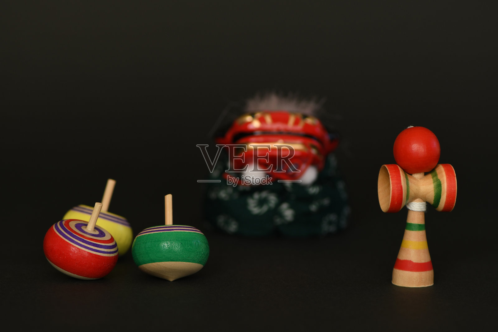 Kendama玩具，旋转的陀螺和舞狮在黑色的背景照片摄影图片