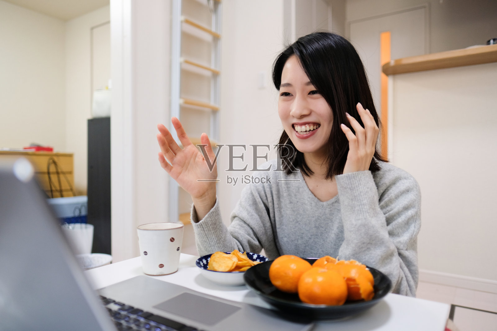 年轻女子在家享受虚拟快乐时光照片摄影图片