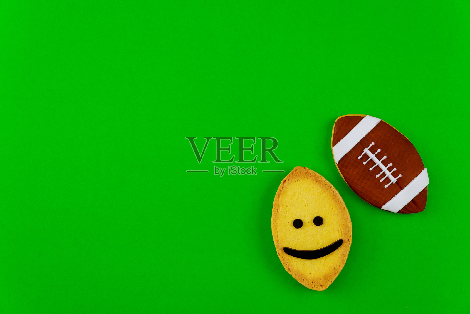 曲奇作为一个美式足球孤立在绿色背景。照片摄影图片