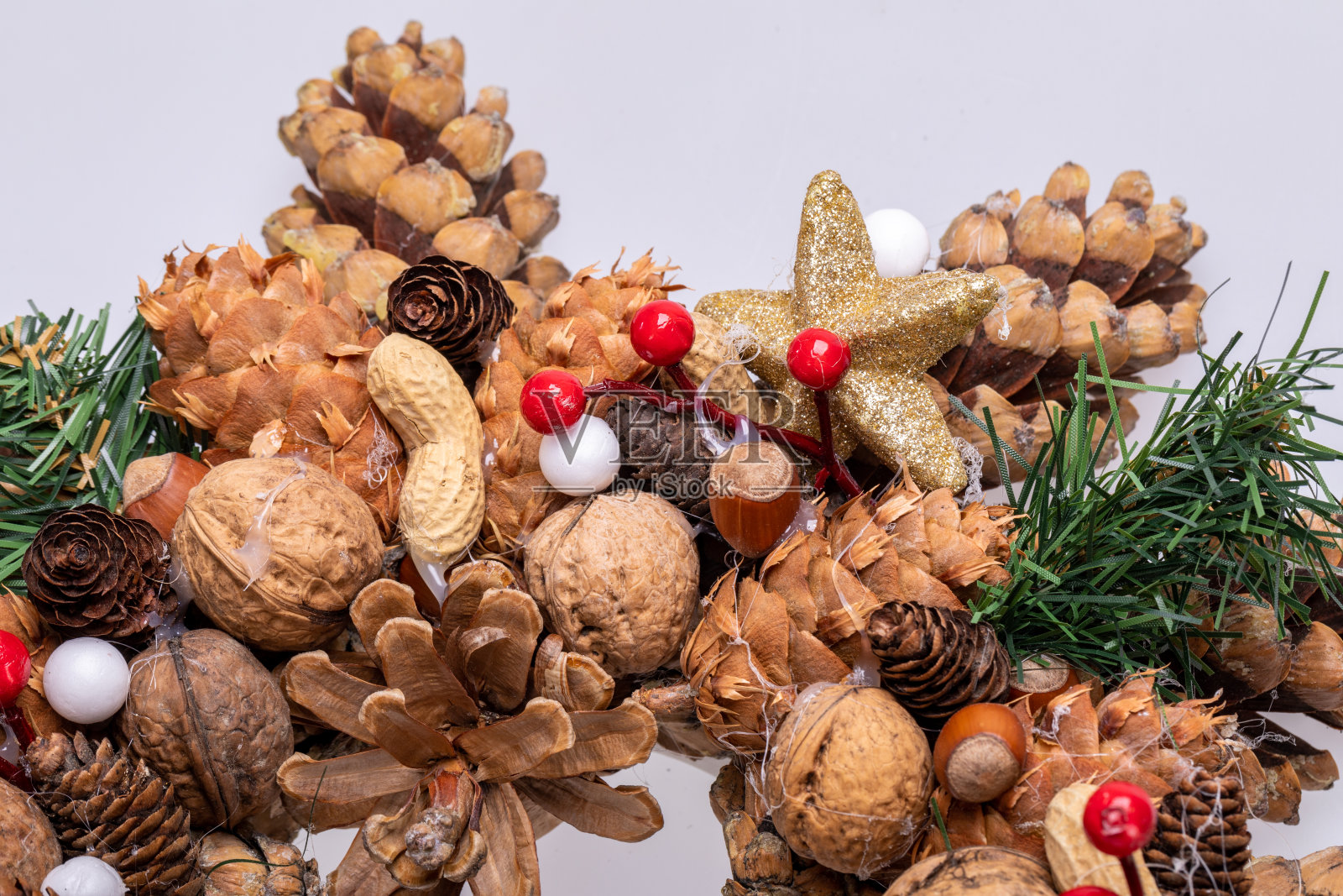 用松果和坚果装饰的圣诞装饰品照片摄影图片