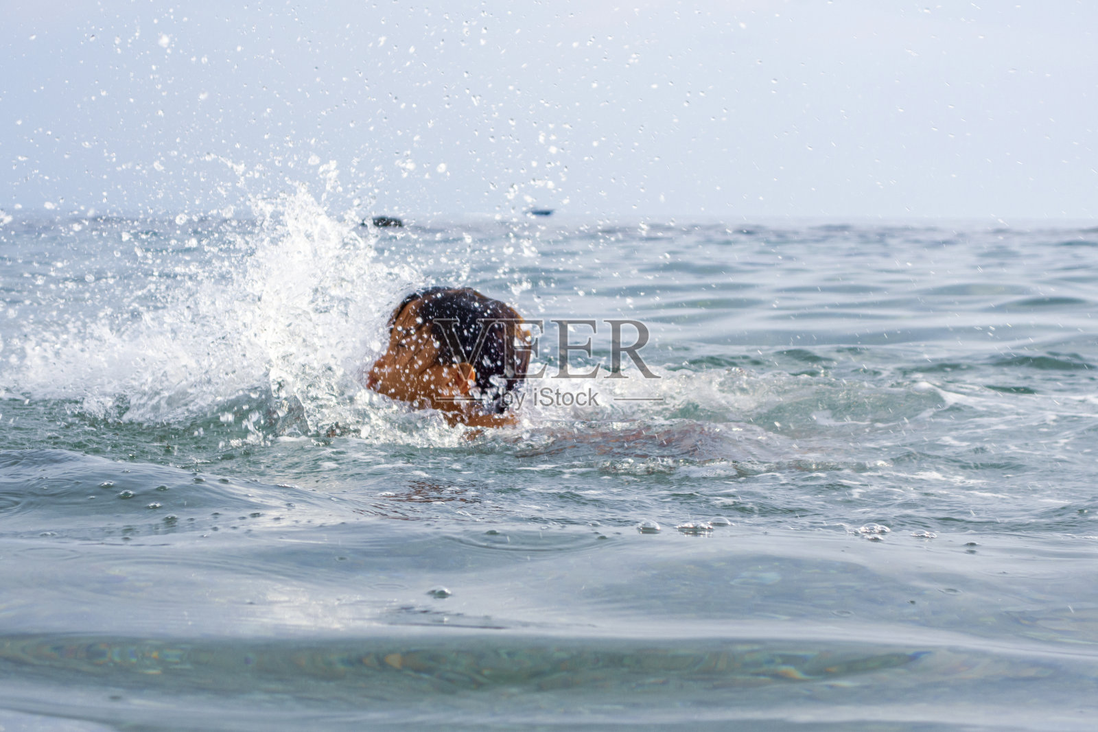 男孩夏天的乐趣在海上照片摄影图片