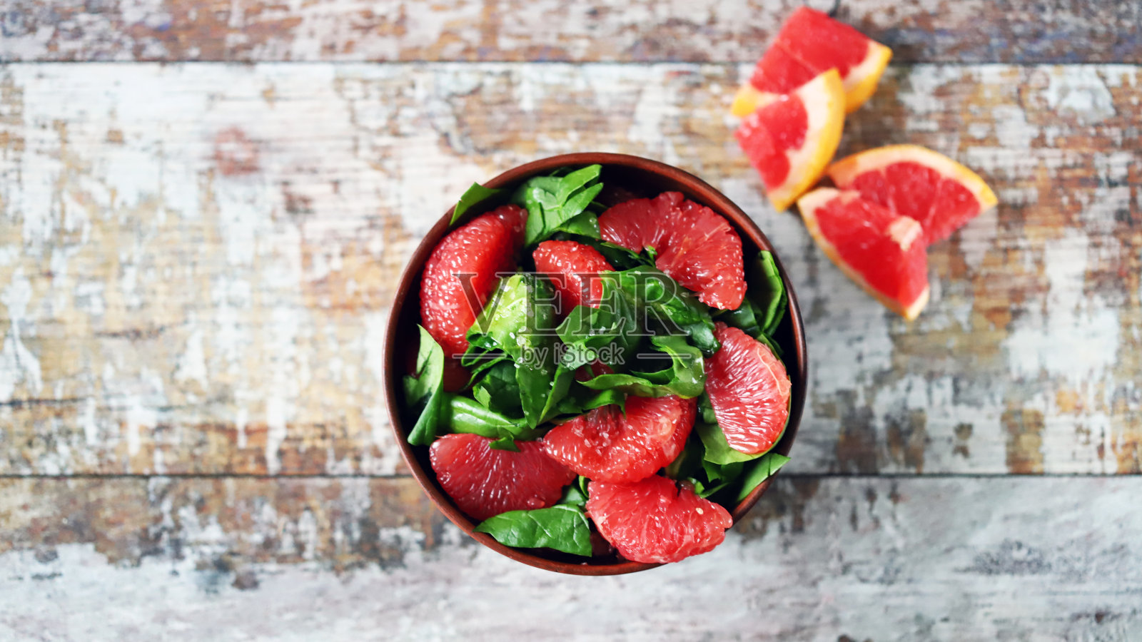 菠菜葡萄柚沙拉在碗里。照片摄影图片