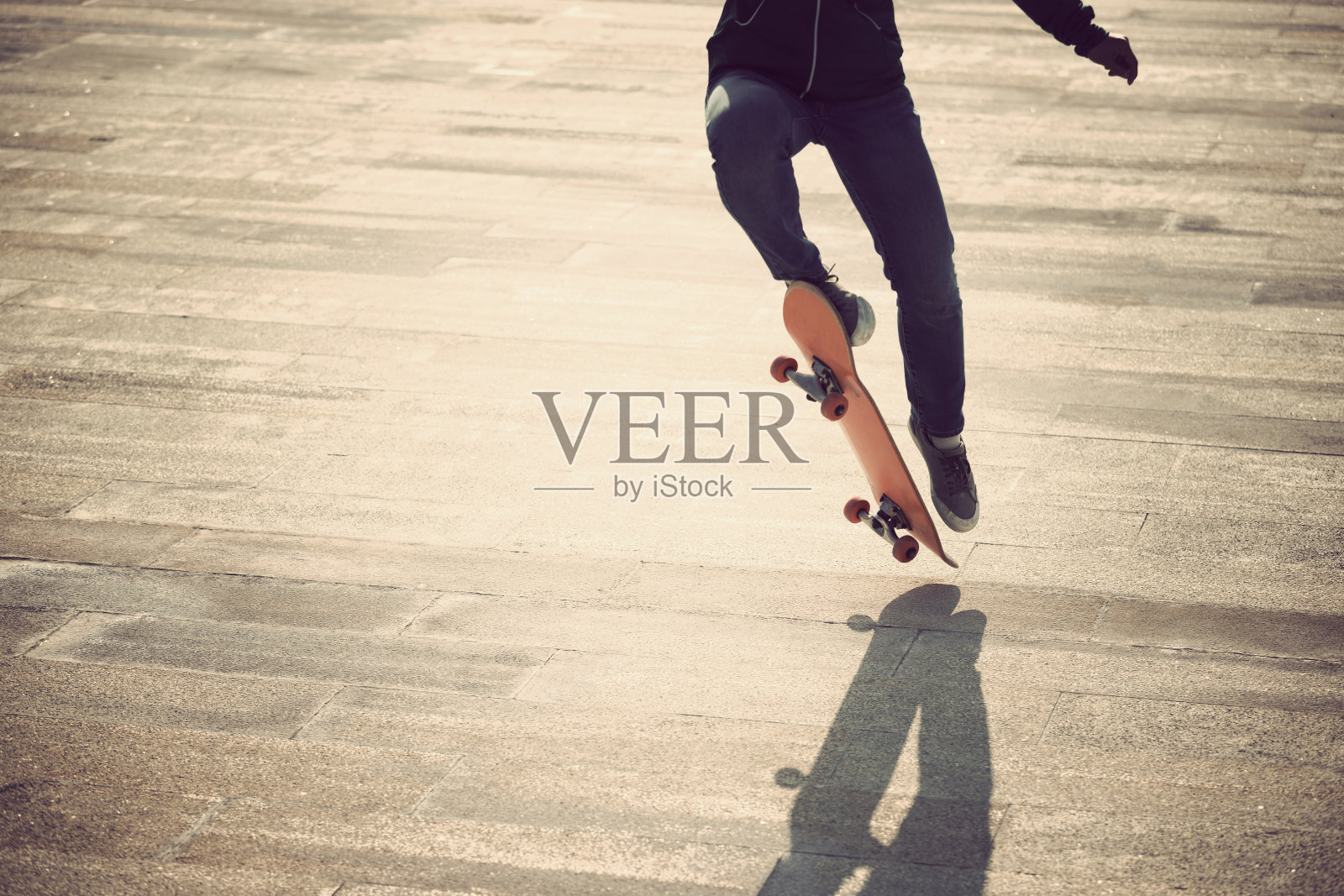 亚洲女子滑板在现代城市滑板照片摄影图片