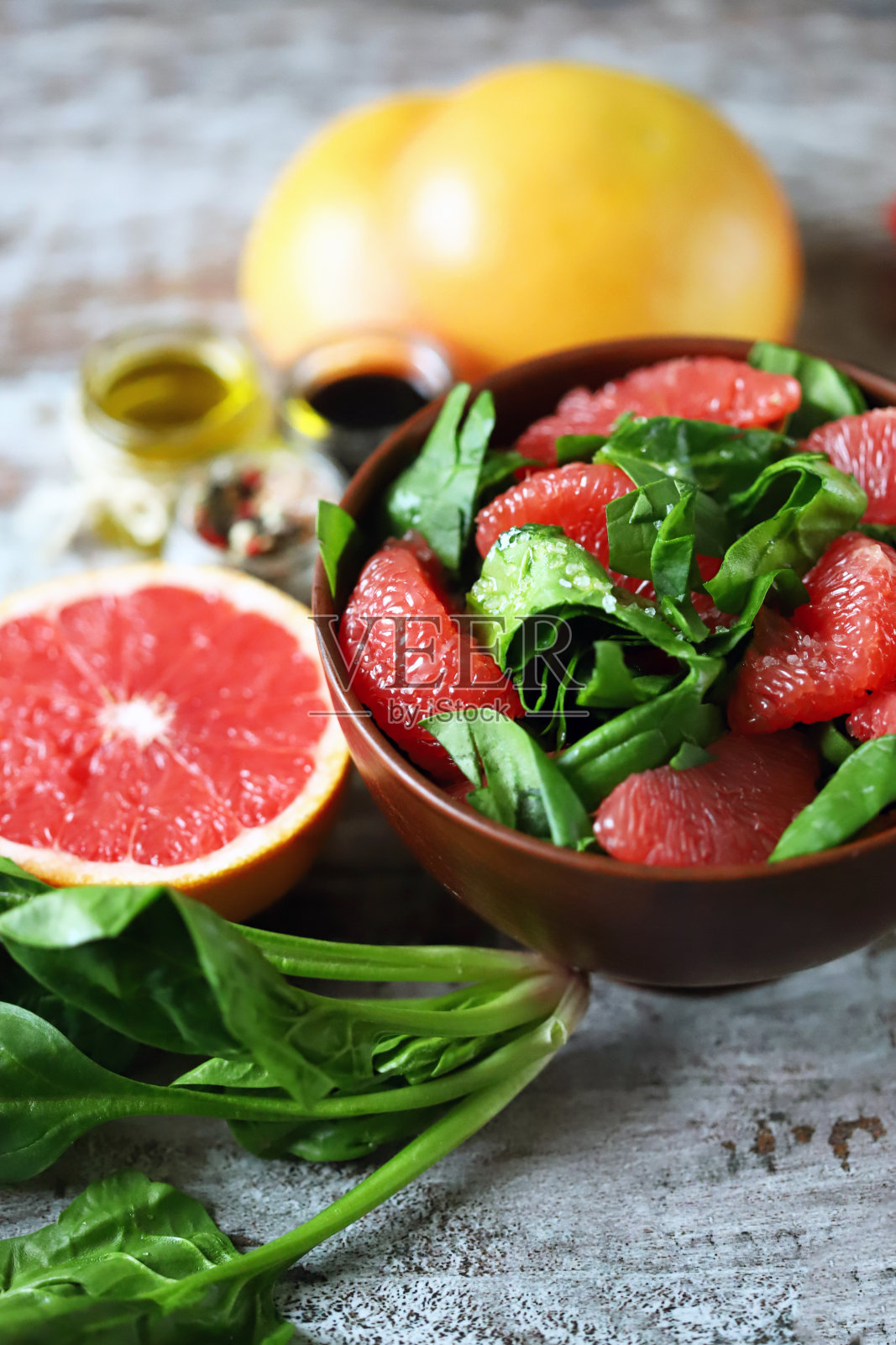 一碗菠菜和葡萄柚的健康沙拉。照片摄影图片