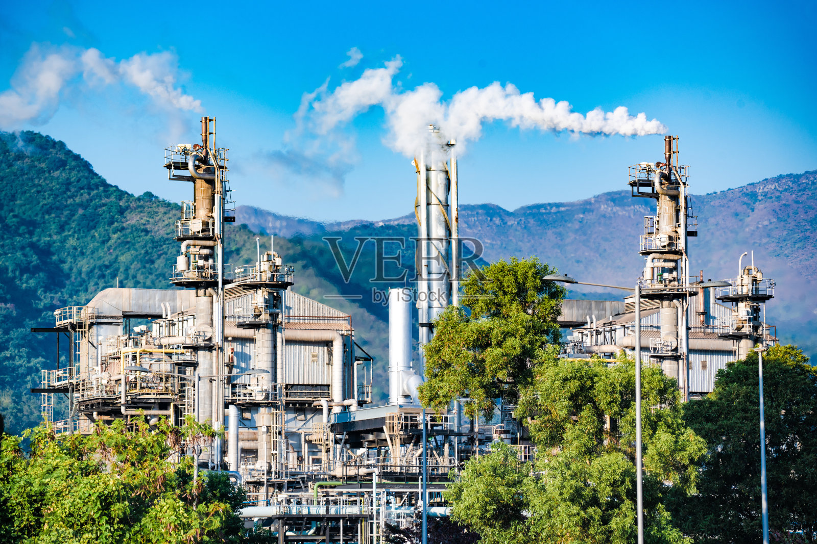 烟雾从烟囱里冒出来照片摄影图片