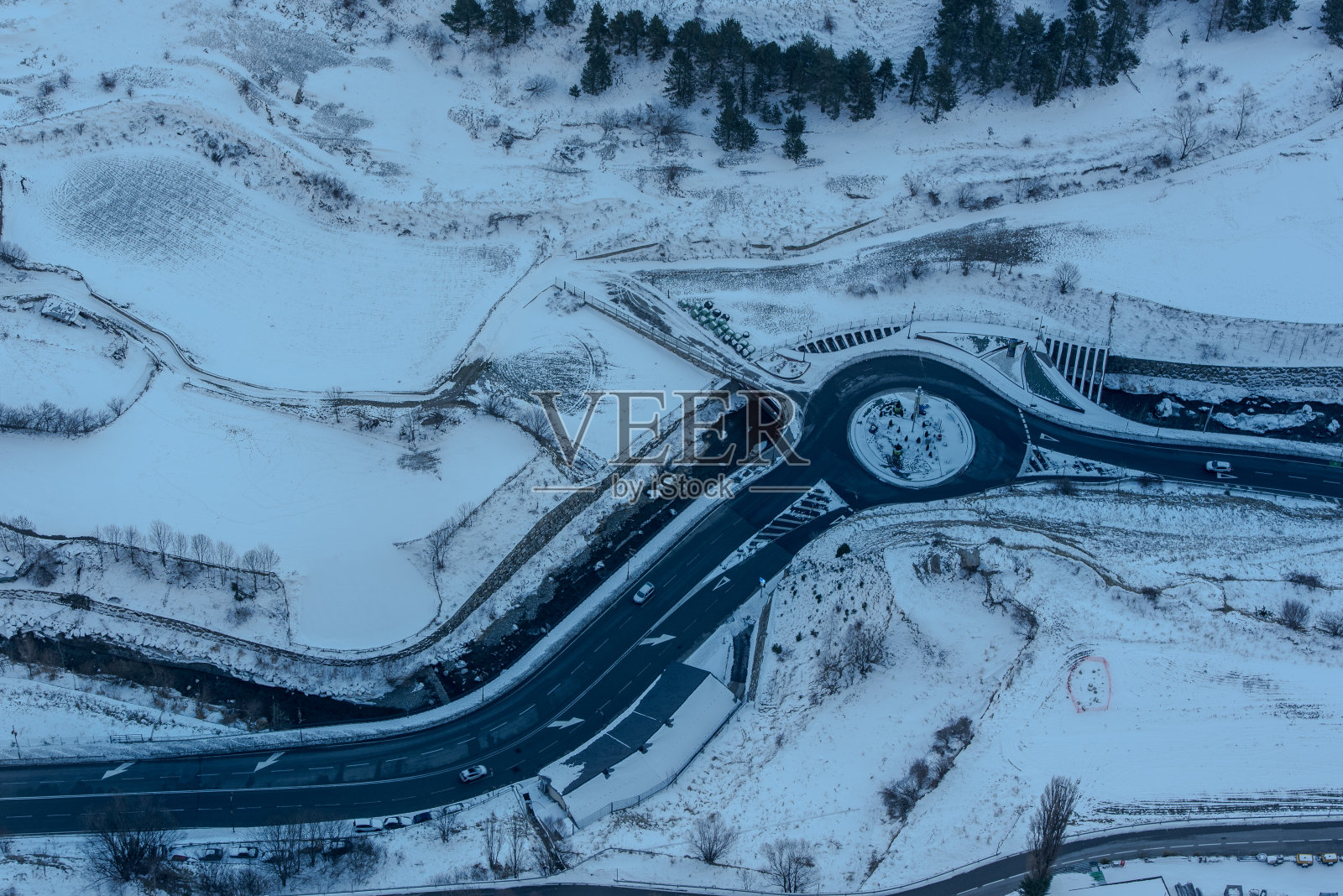 安道尔卡尼略的城市景观，在冬天有很多雪照片摄影图片