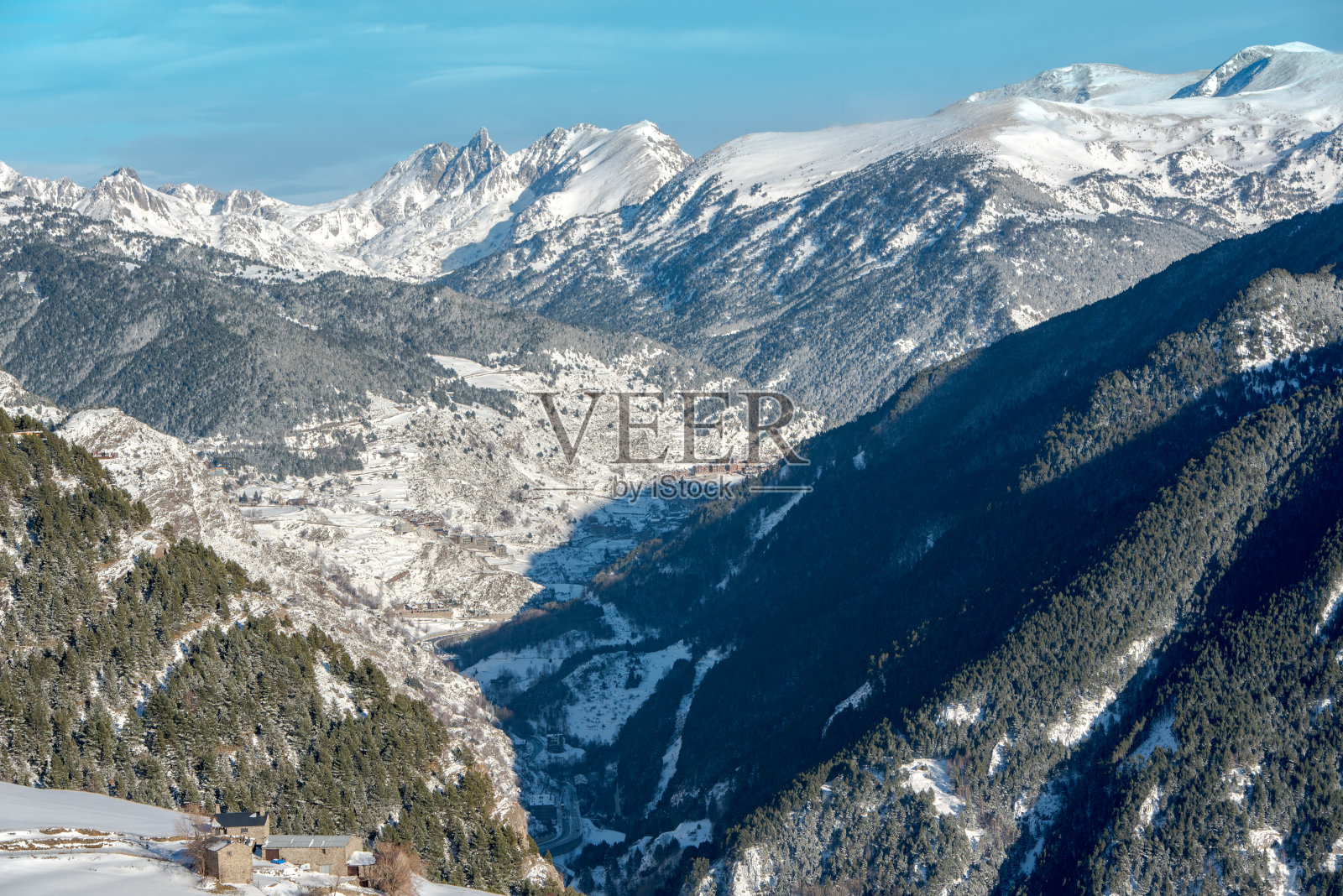 安道尔比利牛斯山的冬天有很多雪照片摄影图片