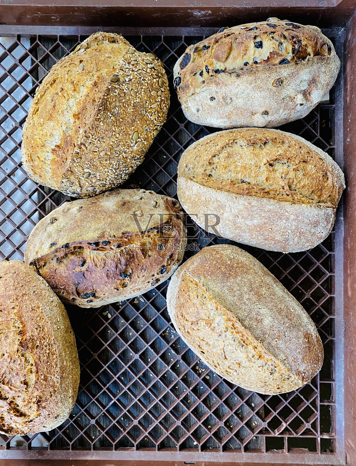 托盘上的新鲜烤酸面包照片摄影图片