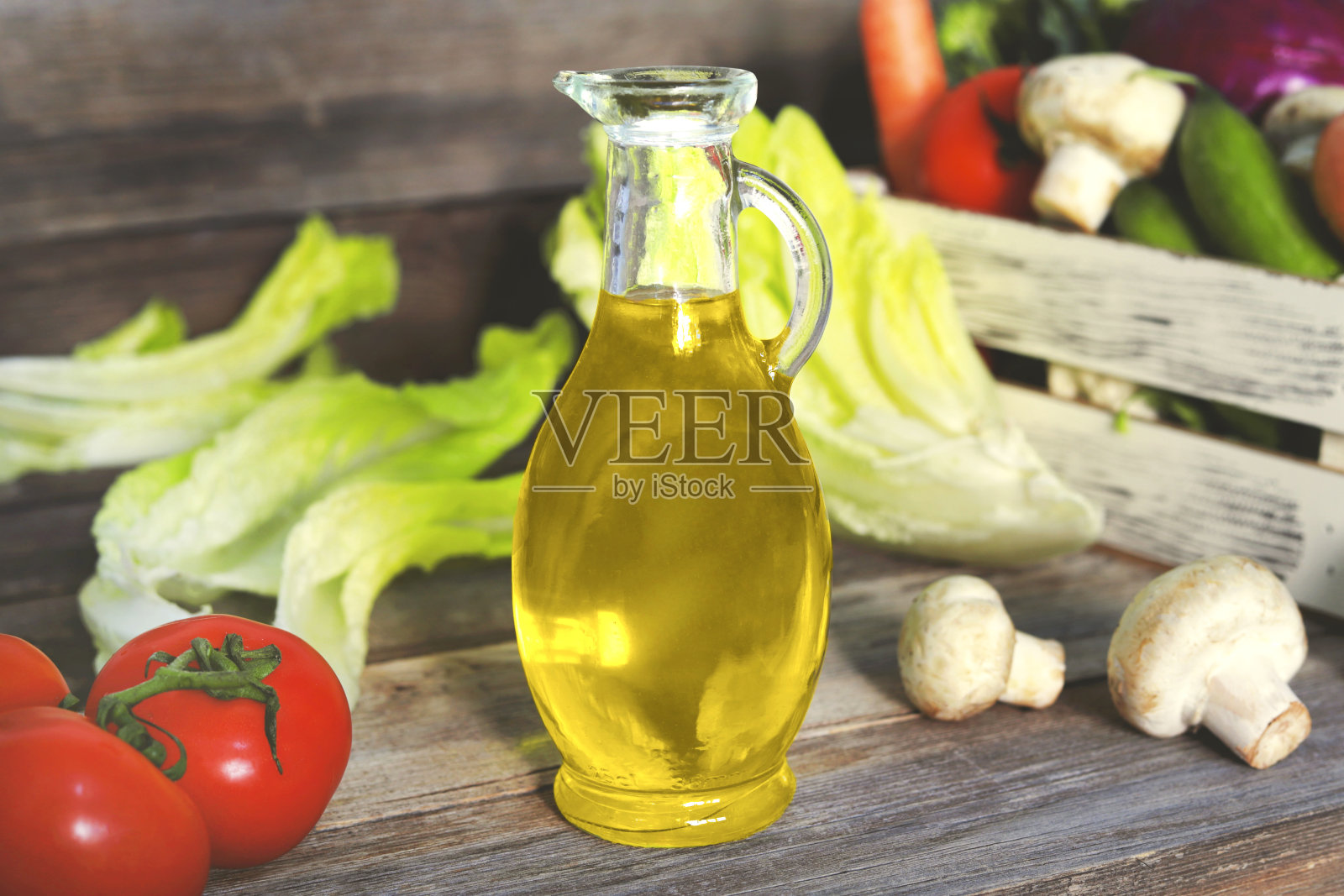 健康饮食。木桌上放着新鲜蔬菜和橄榄油照片摄影图片