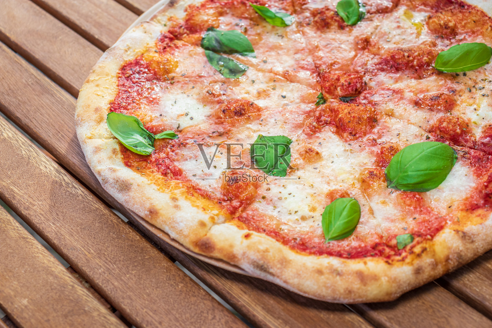 当地一家披萨餐厅的玛格丽塔披萨照片摄影图片