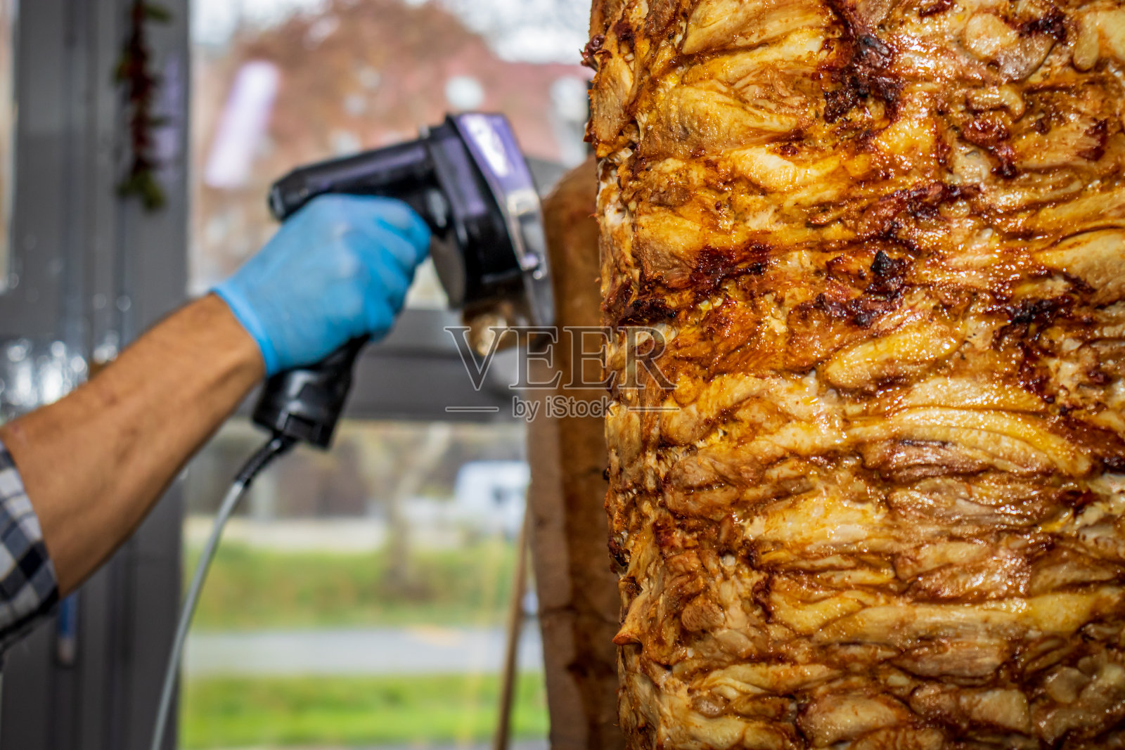 Durum Kebab是在当地一家披萨和陀螺餐厅准备的照片摄影图片