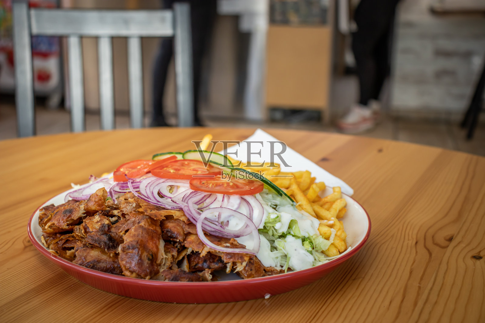 多纳烤肉串或陀螺在一个盘子和炸薯条照片摄影图片