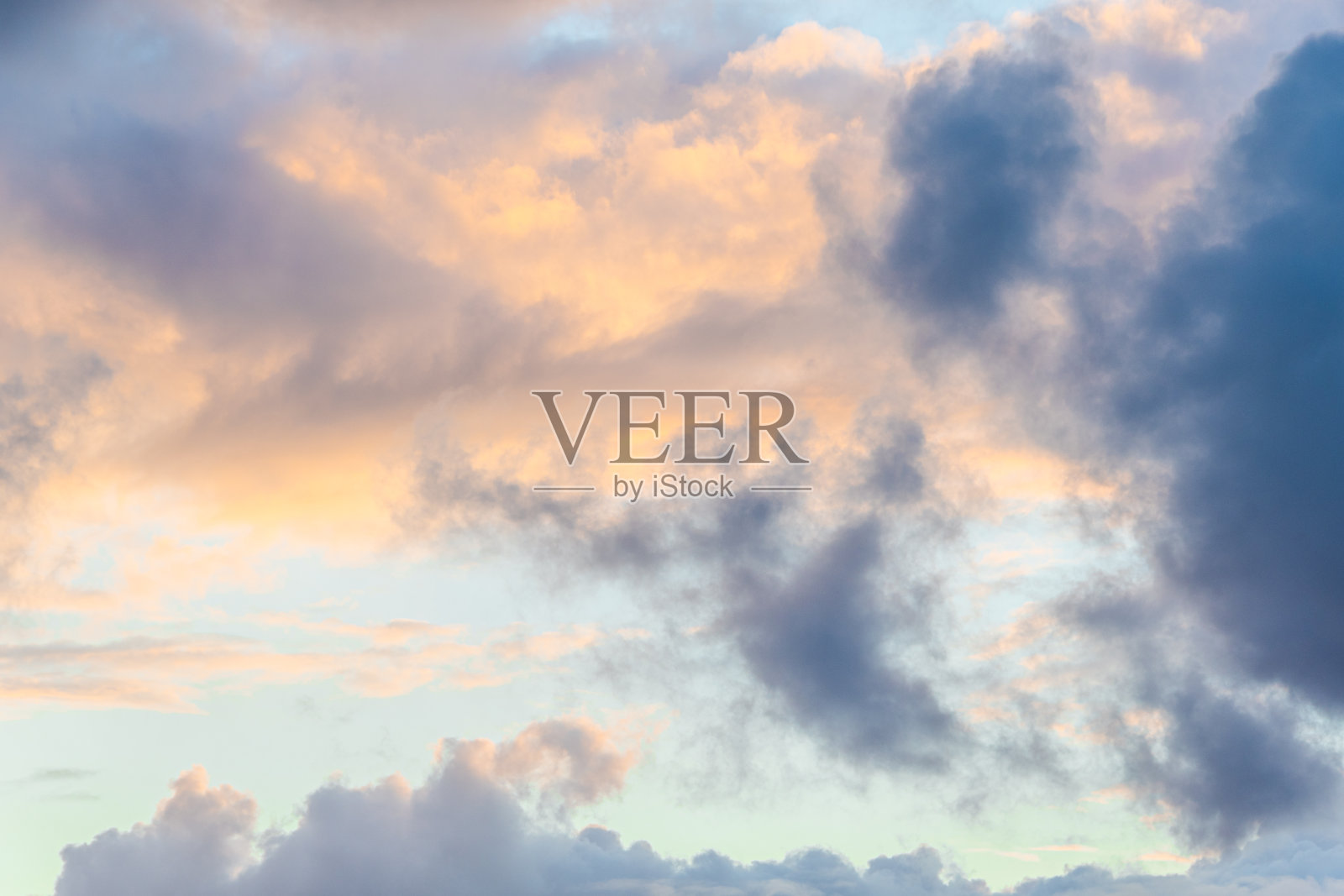 日落天空中粉红色云彩的全景照片摄影图片