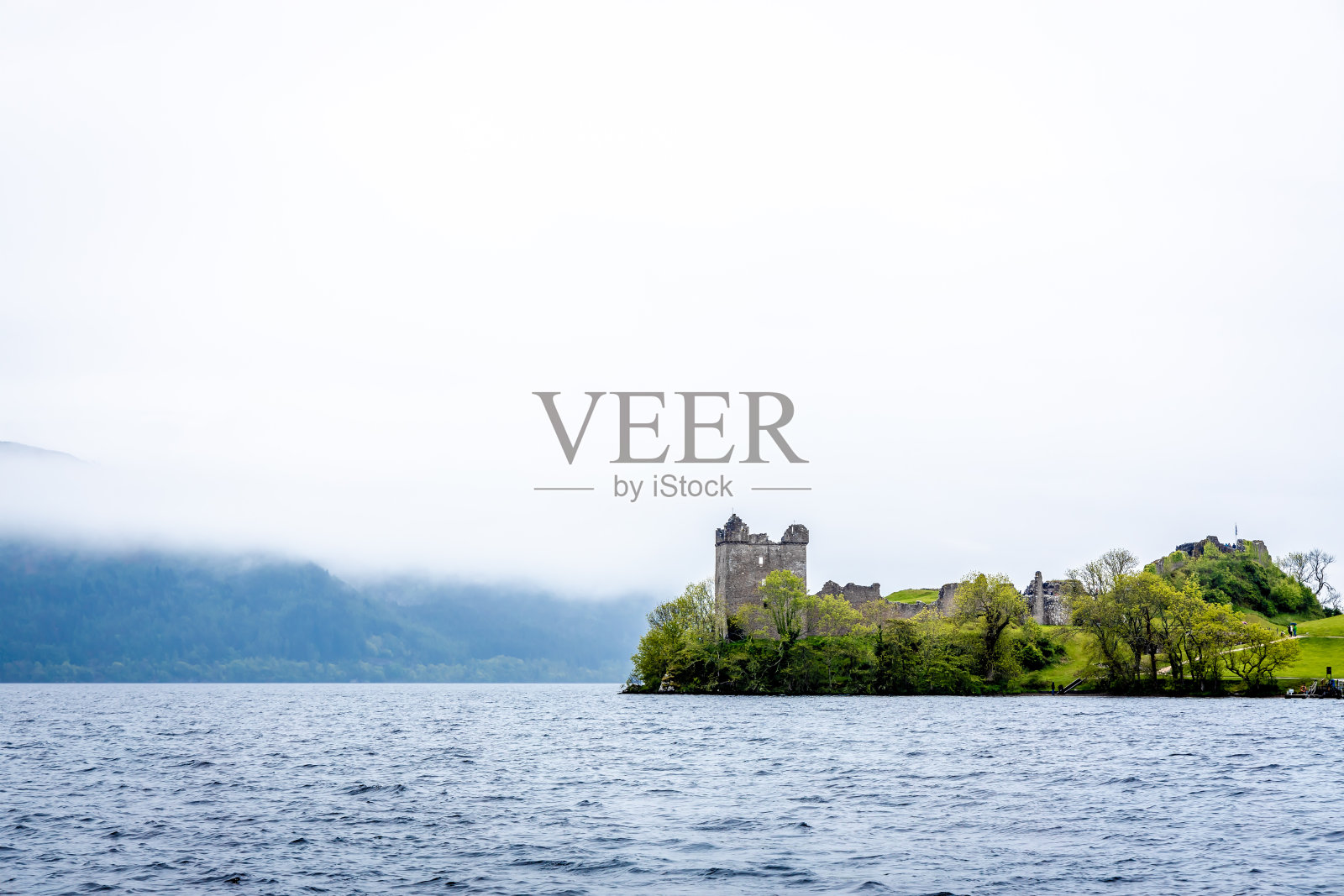 尼斯湖的厄克特城堡。尼斯湖是苏格兰高地因弗内斯西南部一个又大又深的淡水湖照片摄影图片