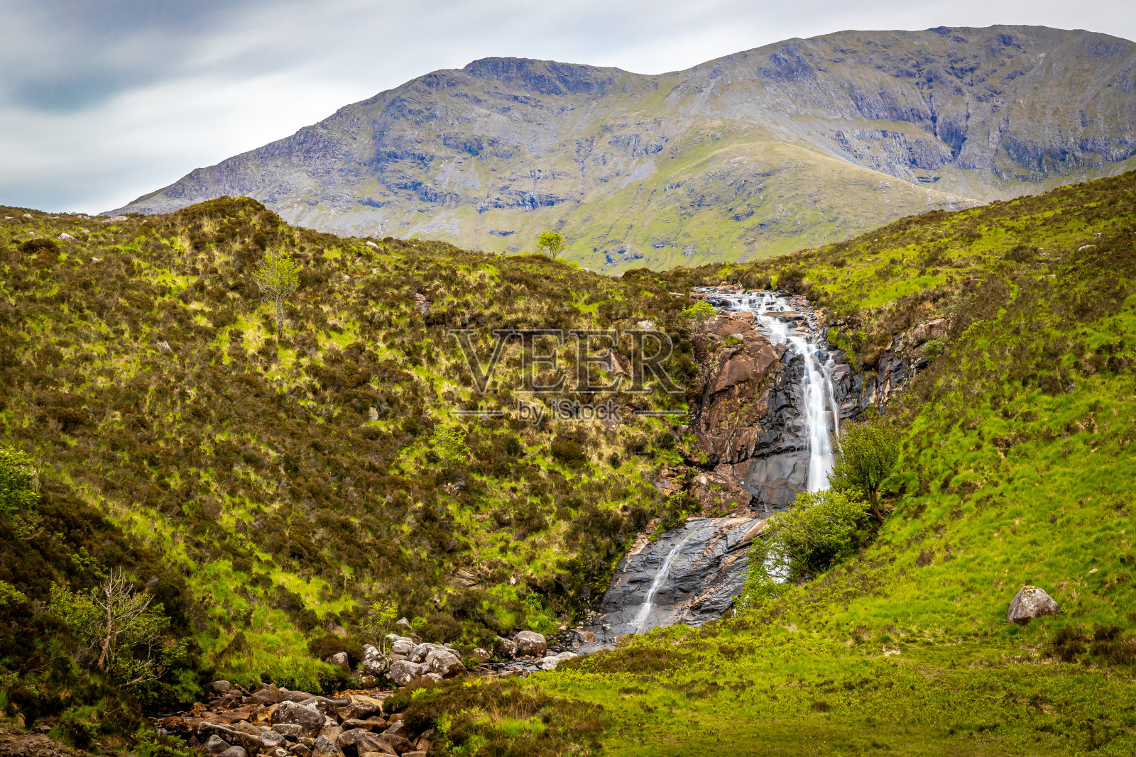 斯凯岛，以其崎岖的风景，风景如画的渔村和中世纪城堡而闻名照片摄影图片