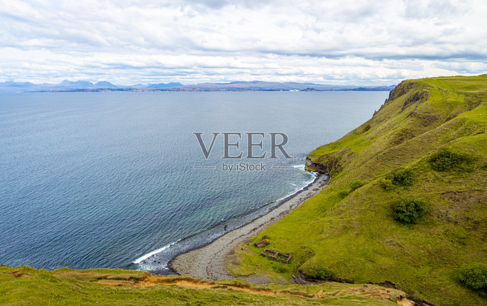 斯凯岛，以其崎岖的风景，风景如画的渔村和中世纪城堡而闻名照片摄影图片