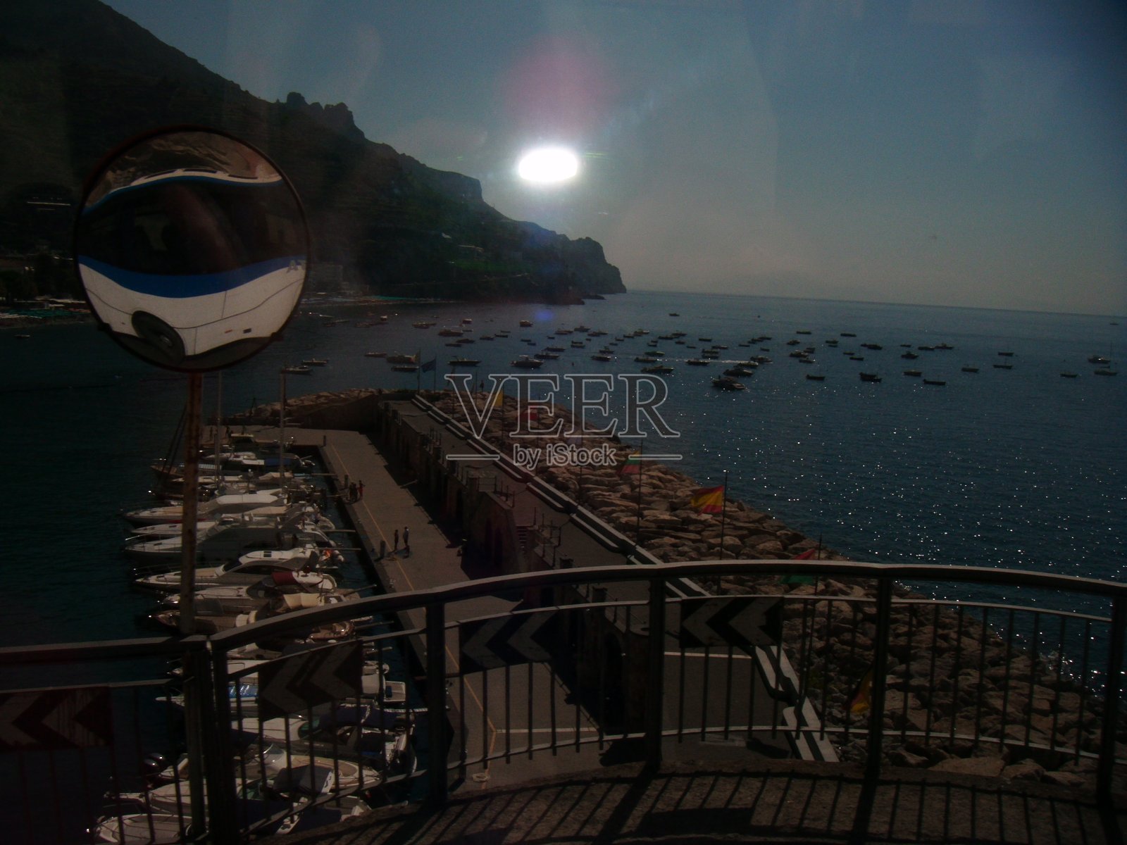 美丽的阿马尔菲海岸，蔚蓝的大海和迷人的地方照片摄影图片