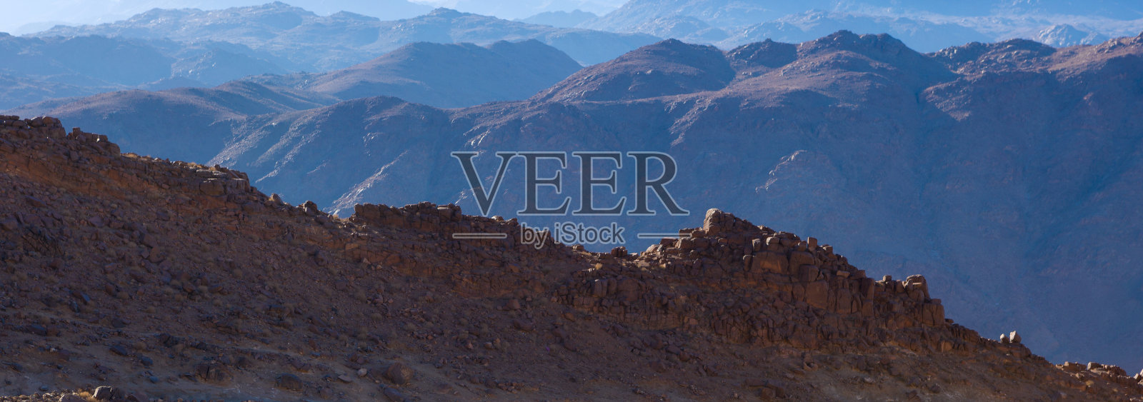 西奈山壮丽的日出，摩西山与贝都因人，山顶的优美景色照片摄影图片