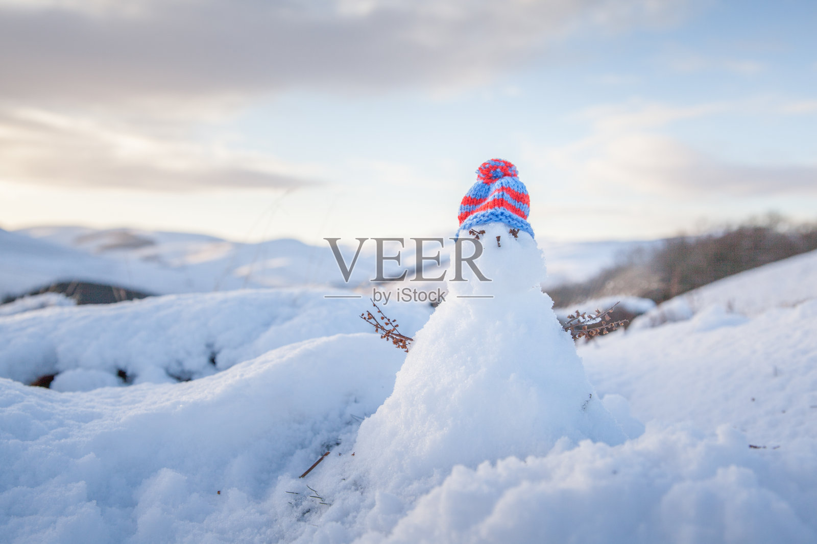 冬天诺森伯兰郡的风景中的迷你雪人照片摄影图片