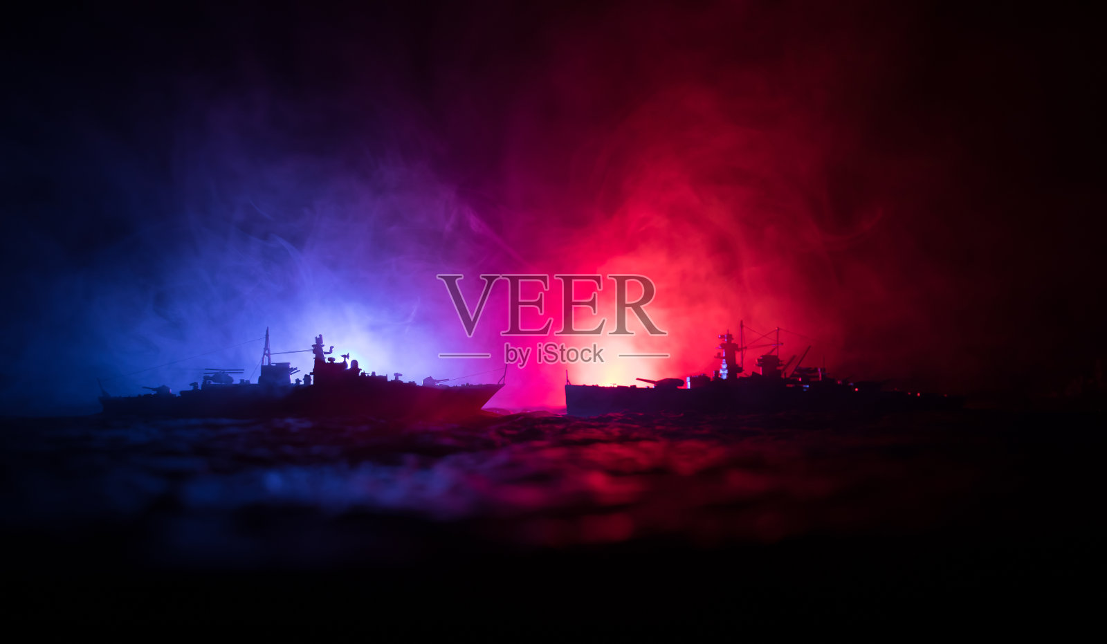 一群人的剪影站在模糊的军舰上，背景是雾蒙蒙的。有选择性的重点。乘客试图逃跑。抗议的人照片摄影图片