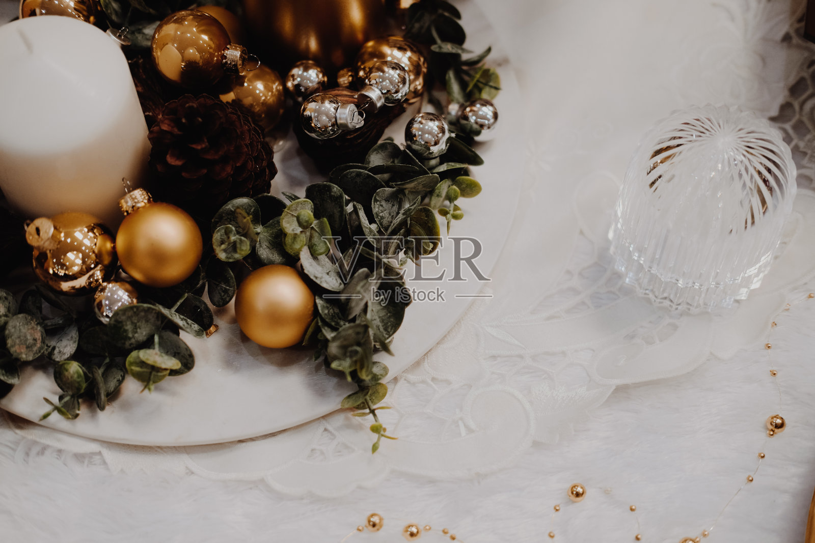 绿叶和圣诞球。节日的装饰装修。照片摄影图片