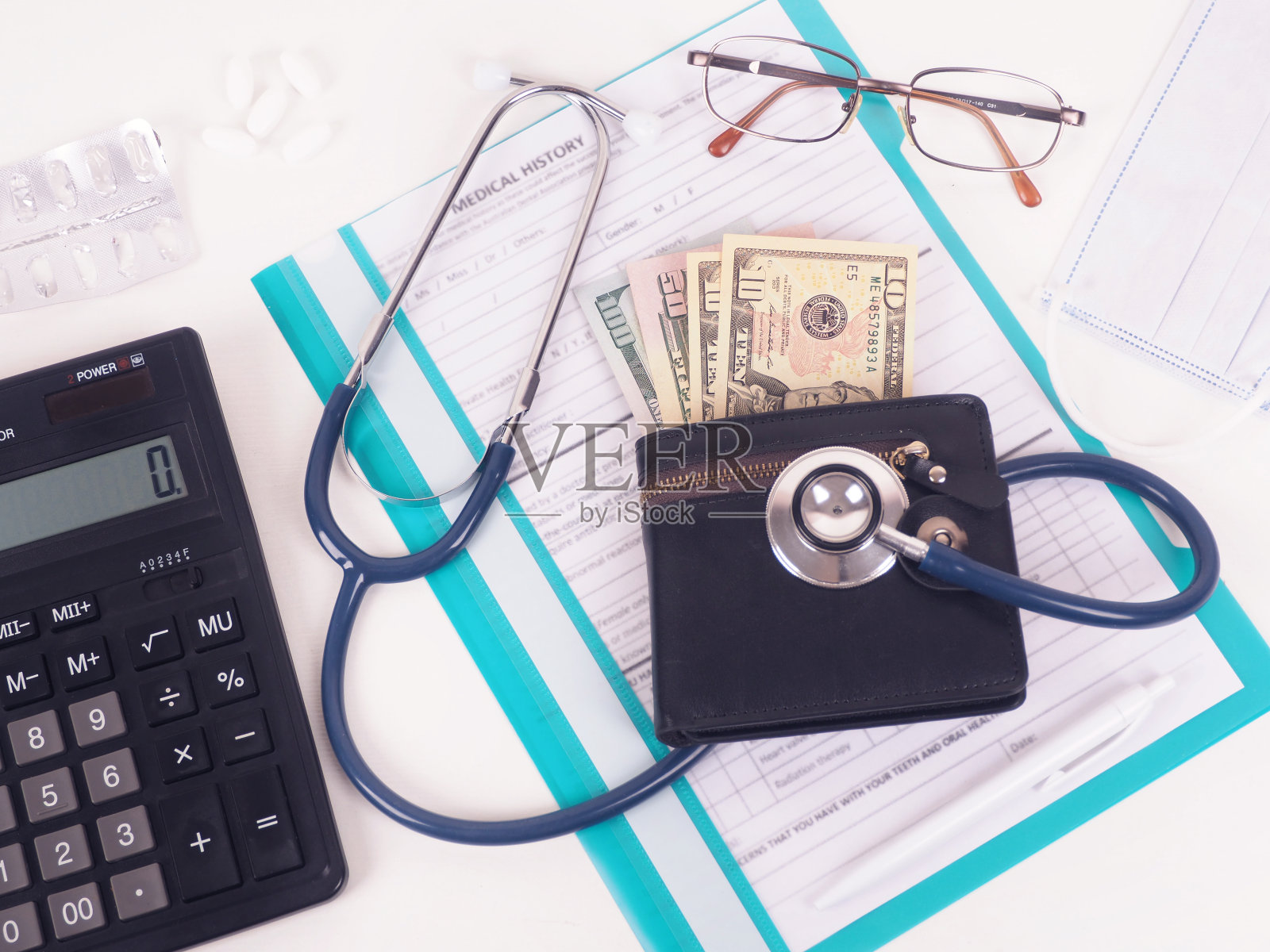 COVID - 19疫情期间的概念在线医疗支持。数字医学分析和医疗保健。照片摄影图片