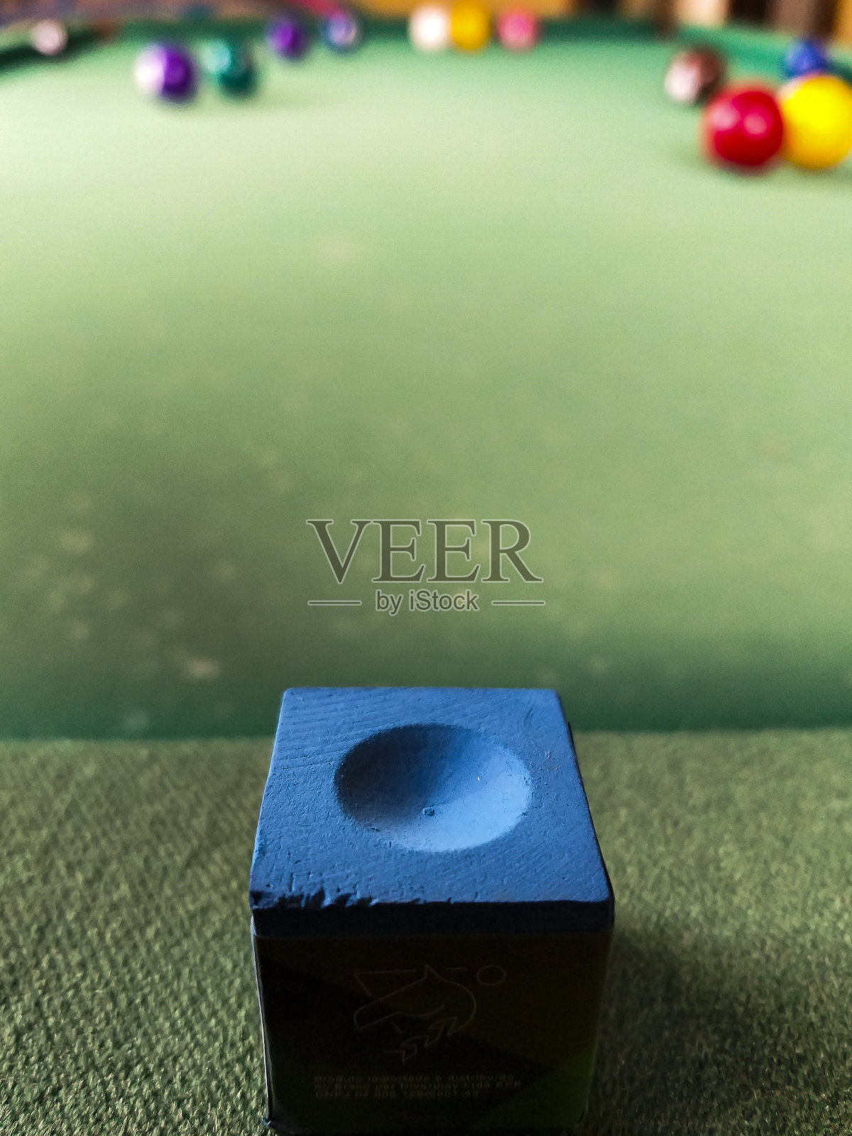 蓝色粉笔的台球桌照片摄影图片