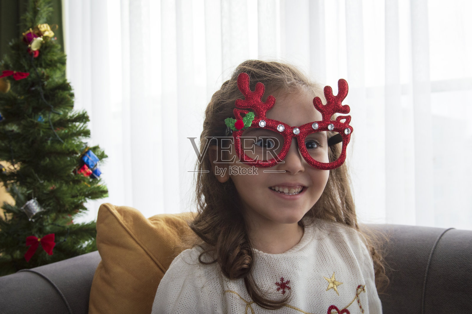 小女孩和圣诞树照片摄影图片