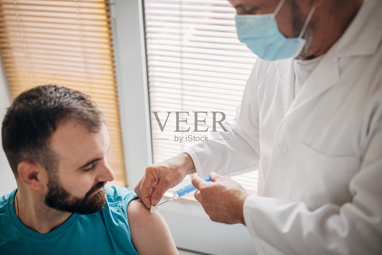 医生给病人接种疫苗照片摄影图片