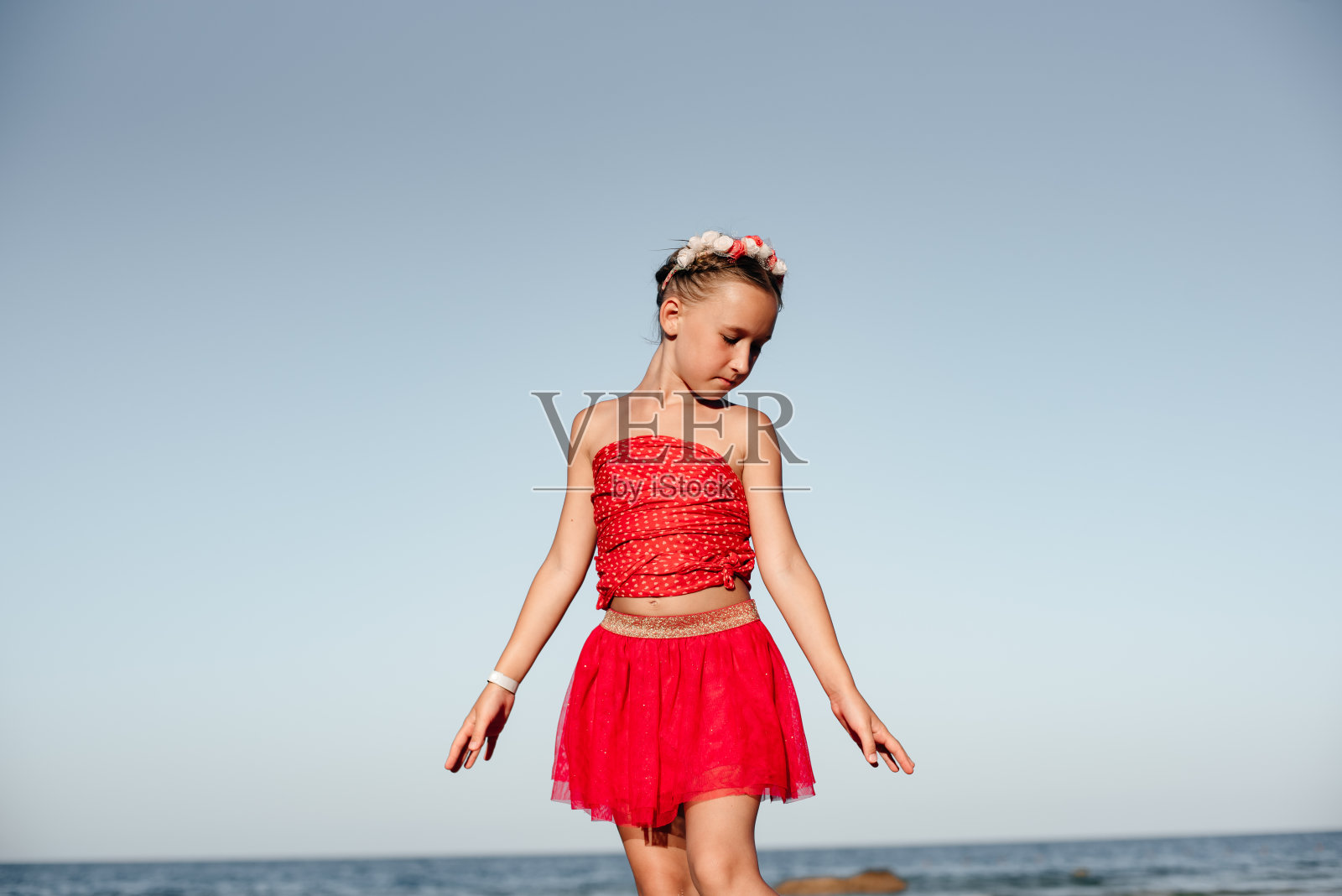 儿童在阳光明媚的炎热天气里在海边行走照片摄影图片