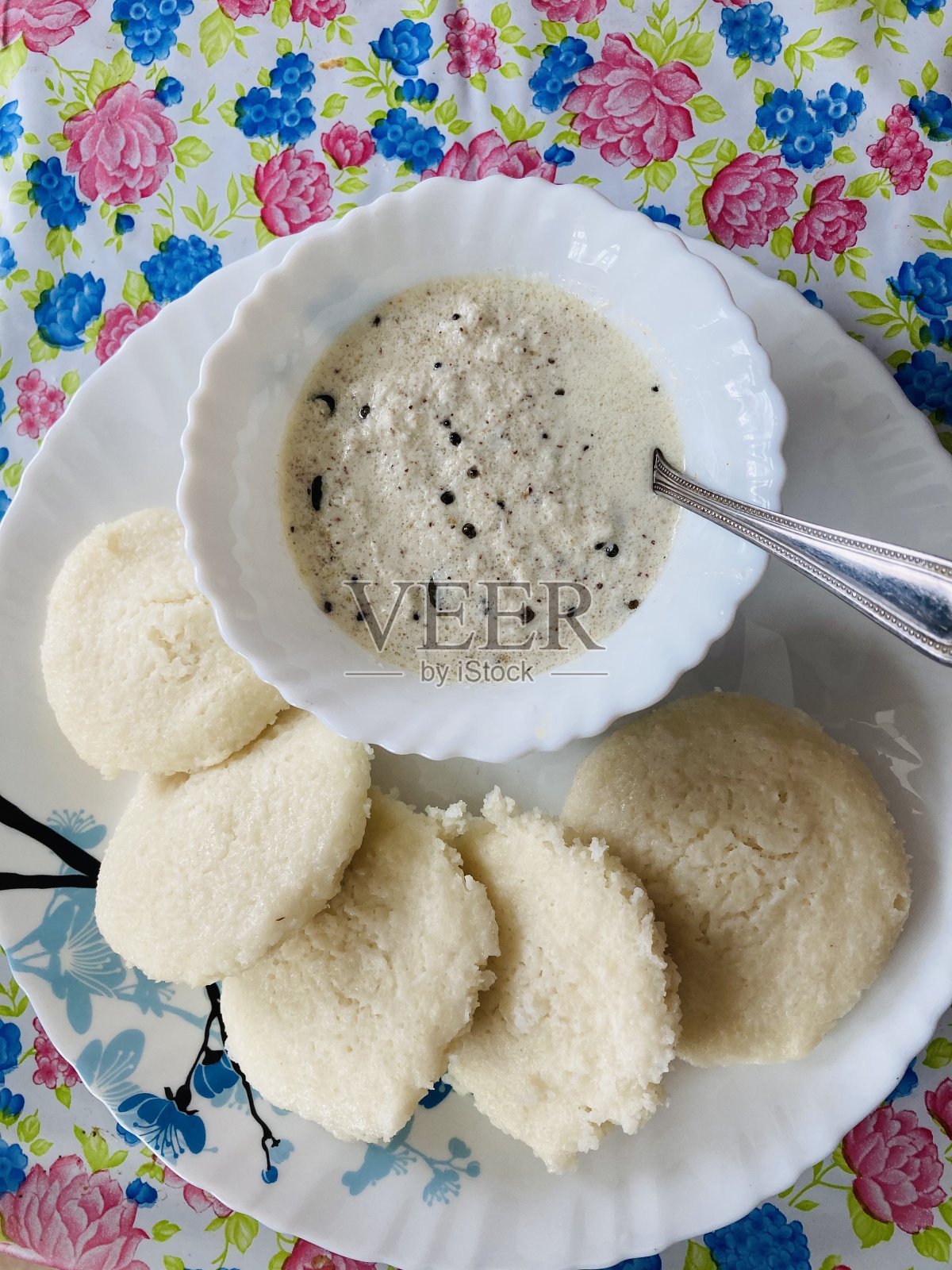 Idli配椰子酸辣酱照片摄影图片